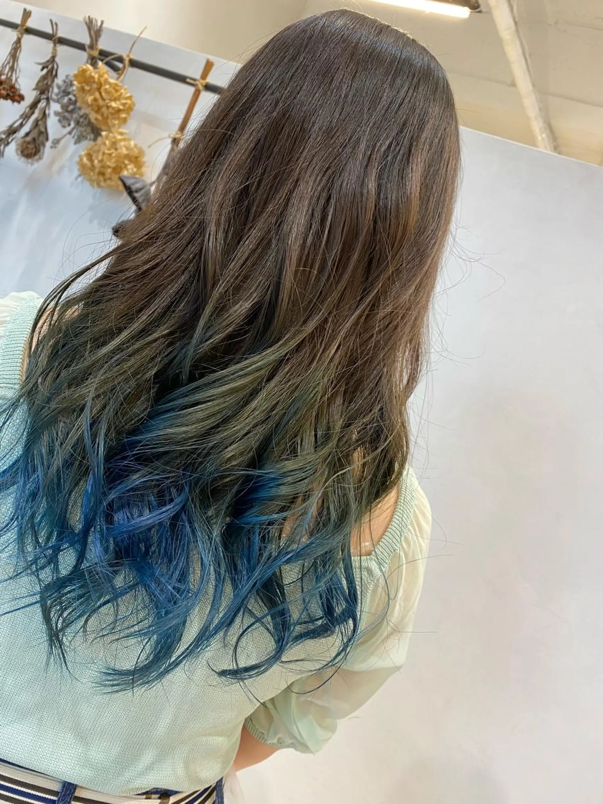 セミロング カラー ブルーカラー グラデーションカラー サイトウ ナツキのヘアスタイル
