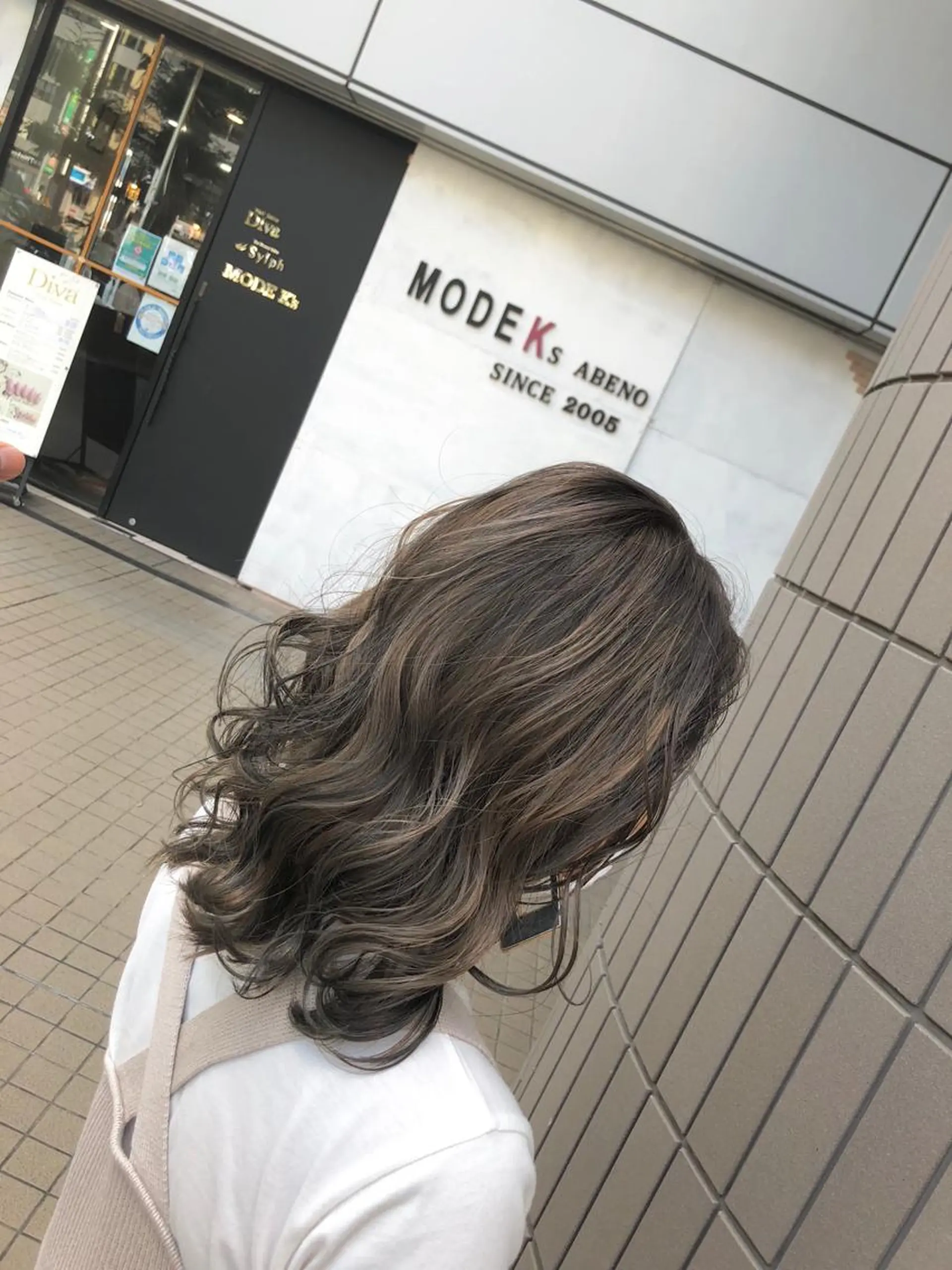 ミディアム カラー グレージュ SHAFT Ieiriのヘアスタイル