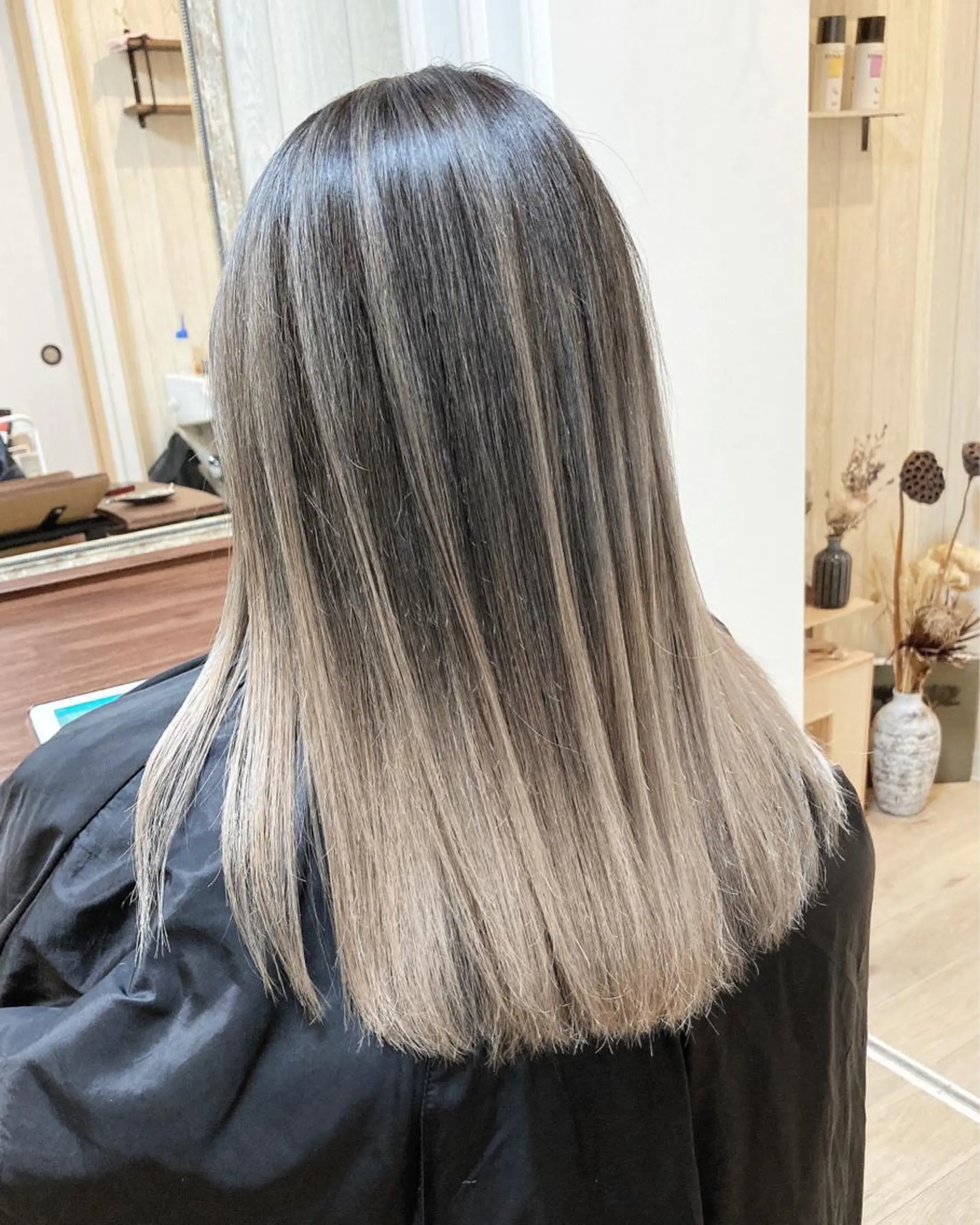 セミロング カラー MERCI所属・マツモト コウダイのヘアスタイル