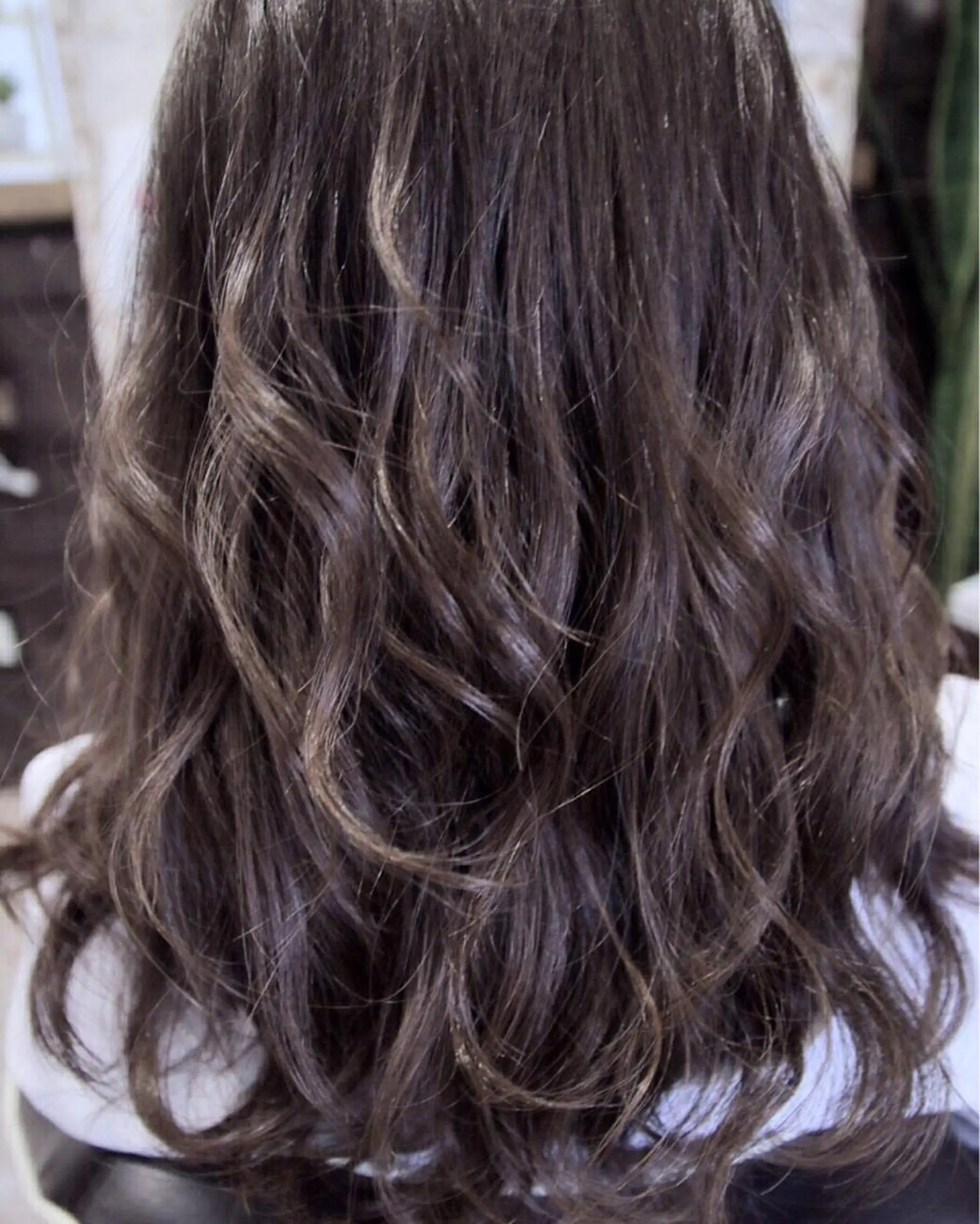 ロング カラー アッシュ 柳原 実央のヘアスタイル