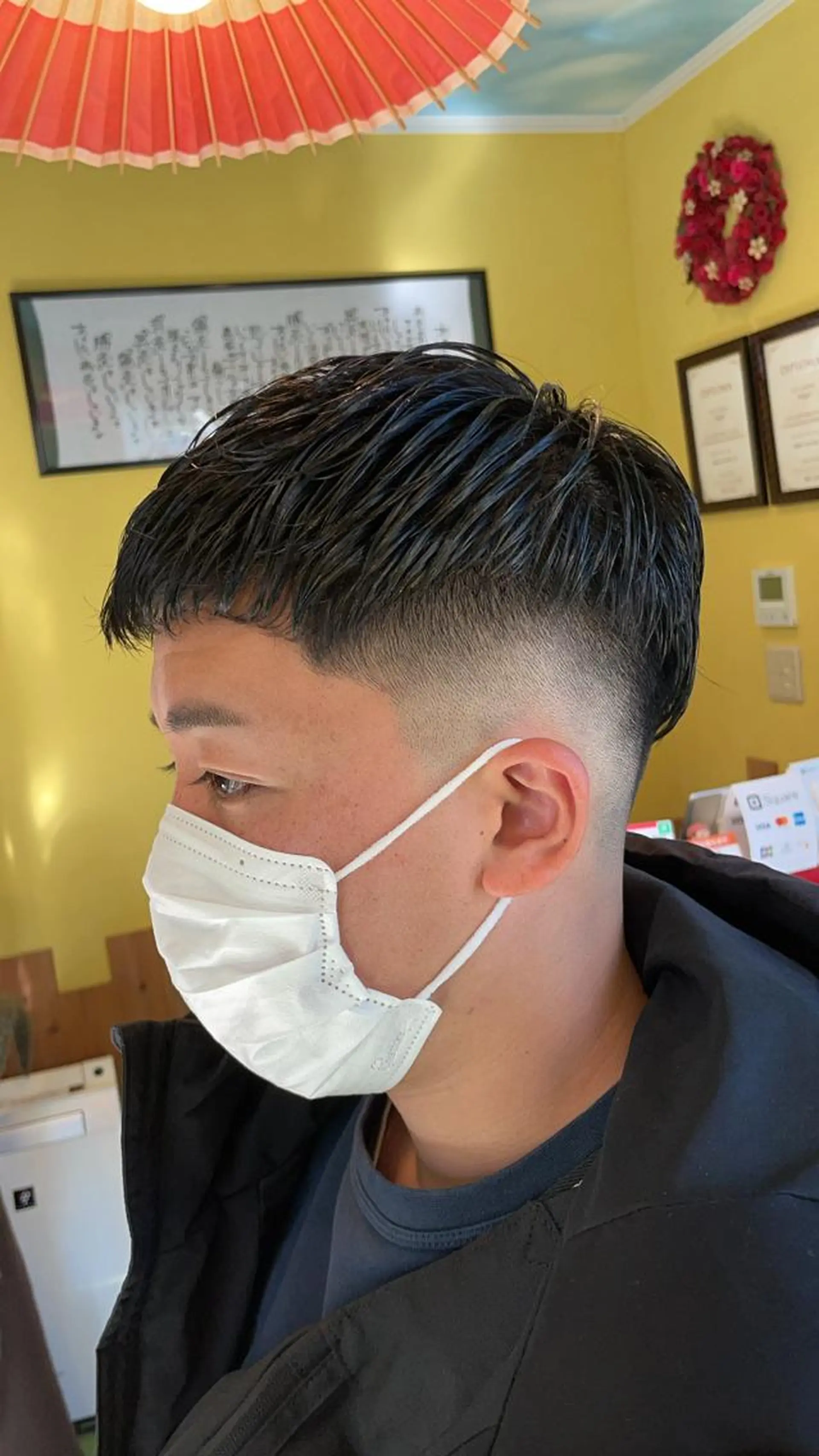 ショート メンズ フェードカット 外国人風カラー 伸ばしかけ カット デザインカラー🏝️ 須賀汐音のヘアスタイル