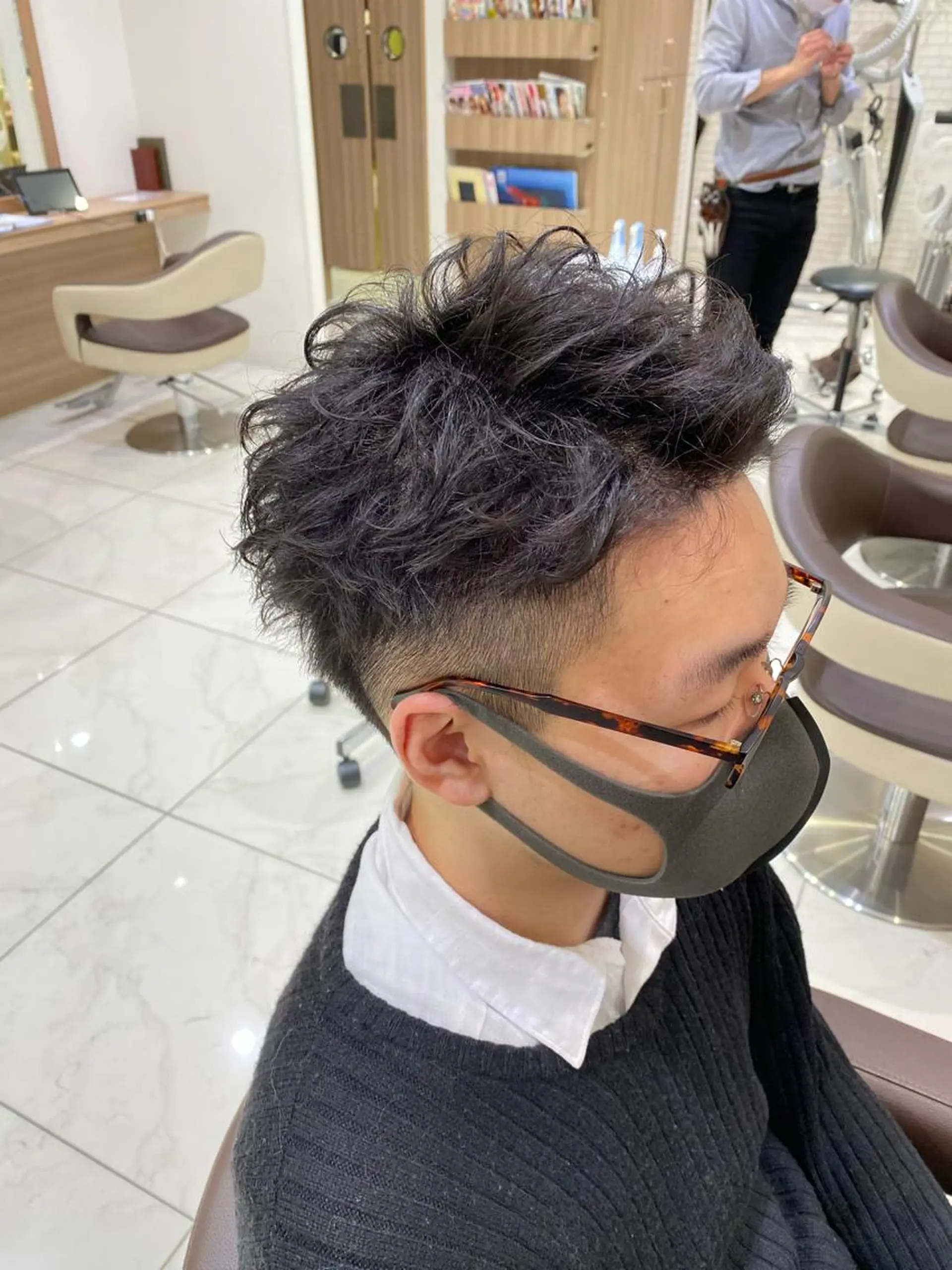 ショート パーマ メンズ アップバング メンズパーマ 刈り上げ 渡邉 理央のヘアスタイル