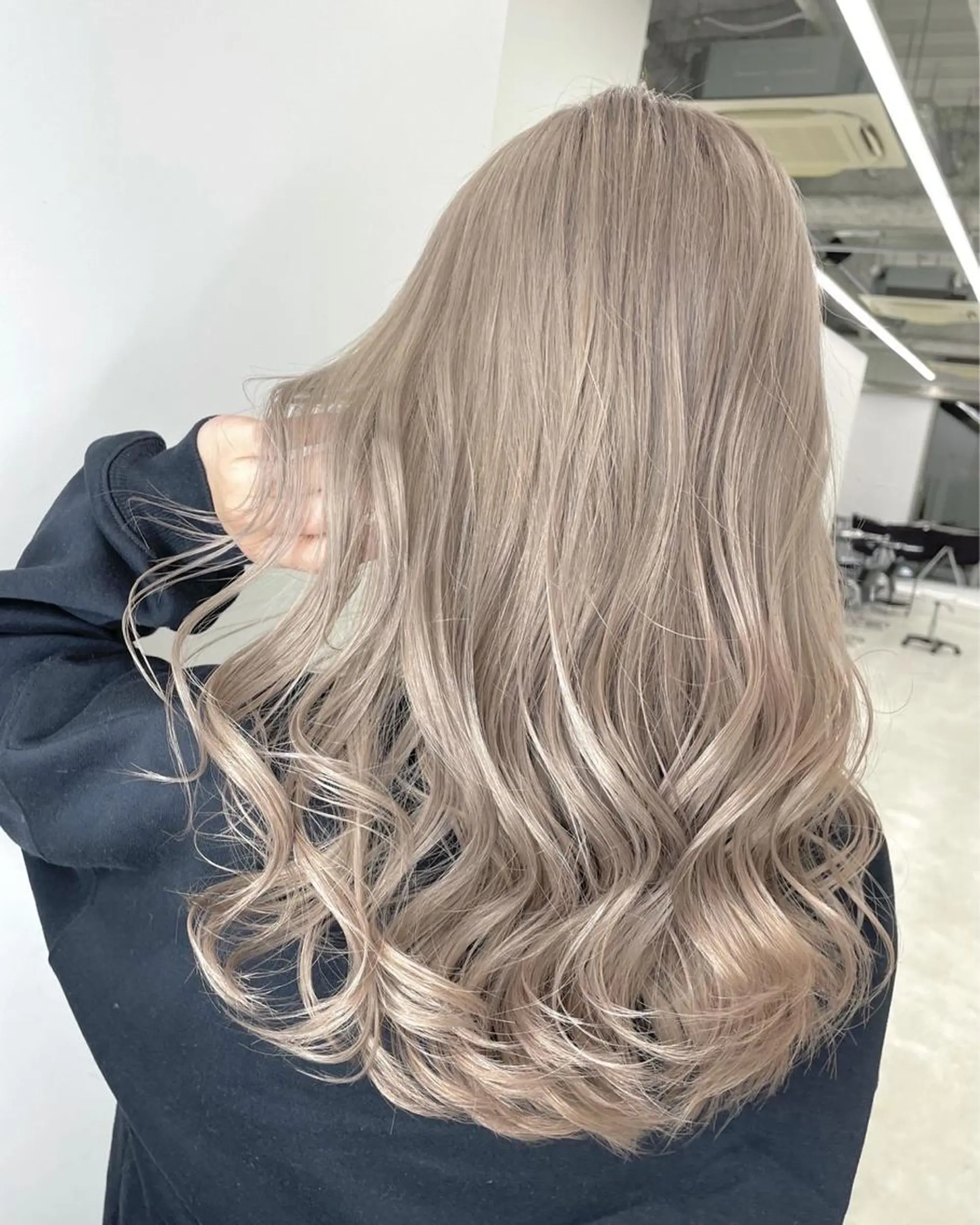 ロング カラー バレイヤージュ ベージュカラー ブリーチ ケアブリーチ デザインカラー Blonde nagoya sakae所属・岡留 愛美のヘアスタイル