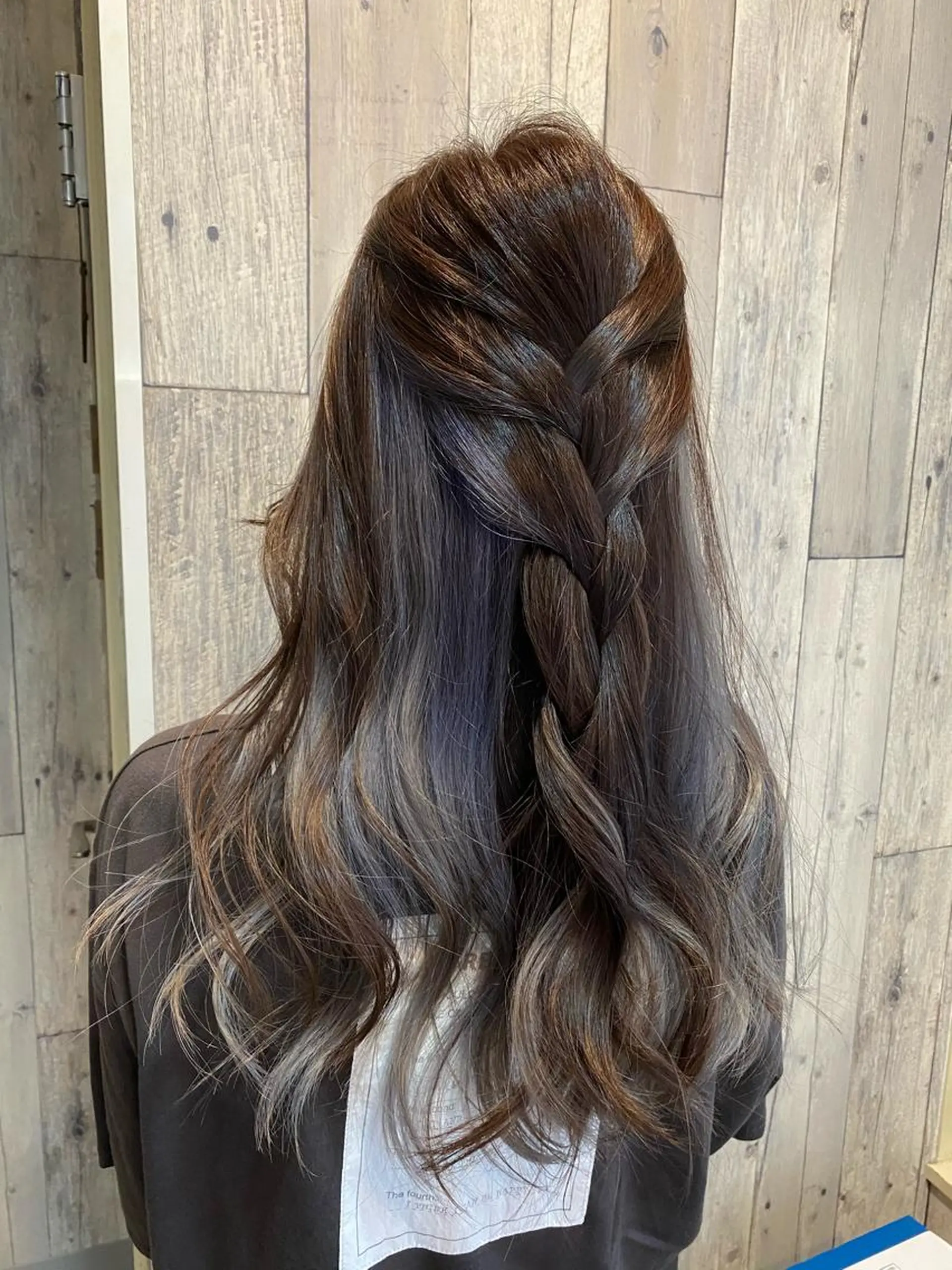 ロング カラー シルバー ヘアカラー LOHAS 関根真由美のヘアスタイル