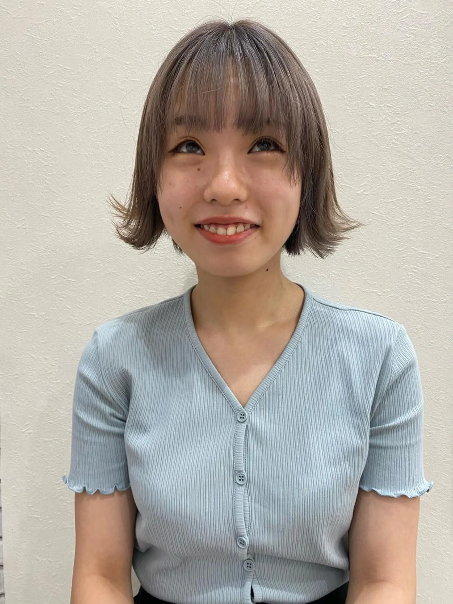 ショート カラー ベージュカラー 佐治 梨乃のヘアスタイル