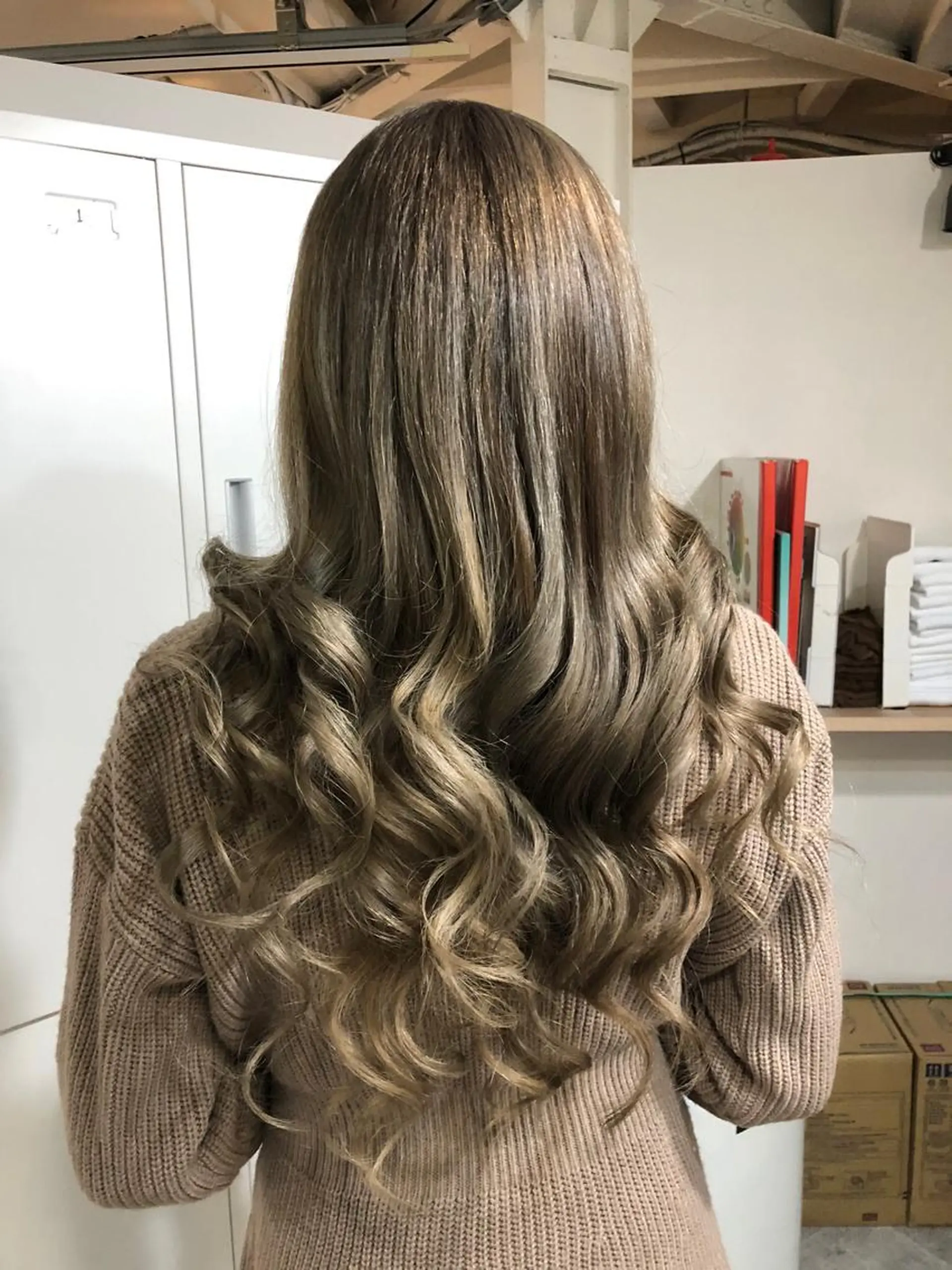 セミロング カラー ブリーチ グレージュ ハイトーンカラー ハイトーングレージュ alpha. カラーエクステ下妻のヘアスタイル