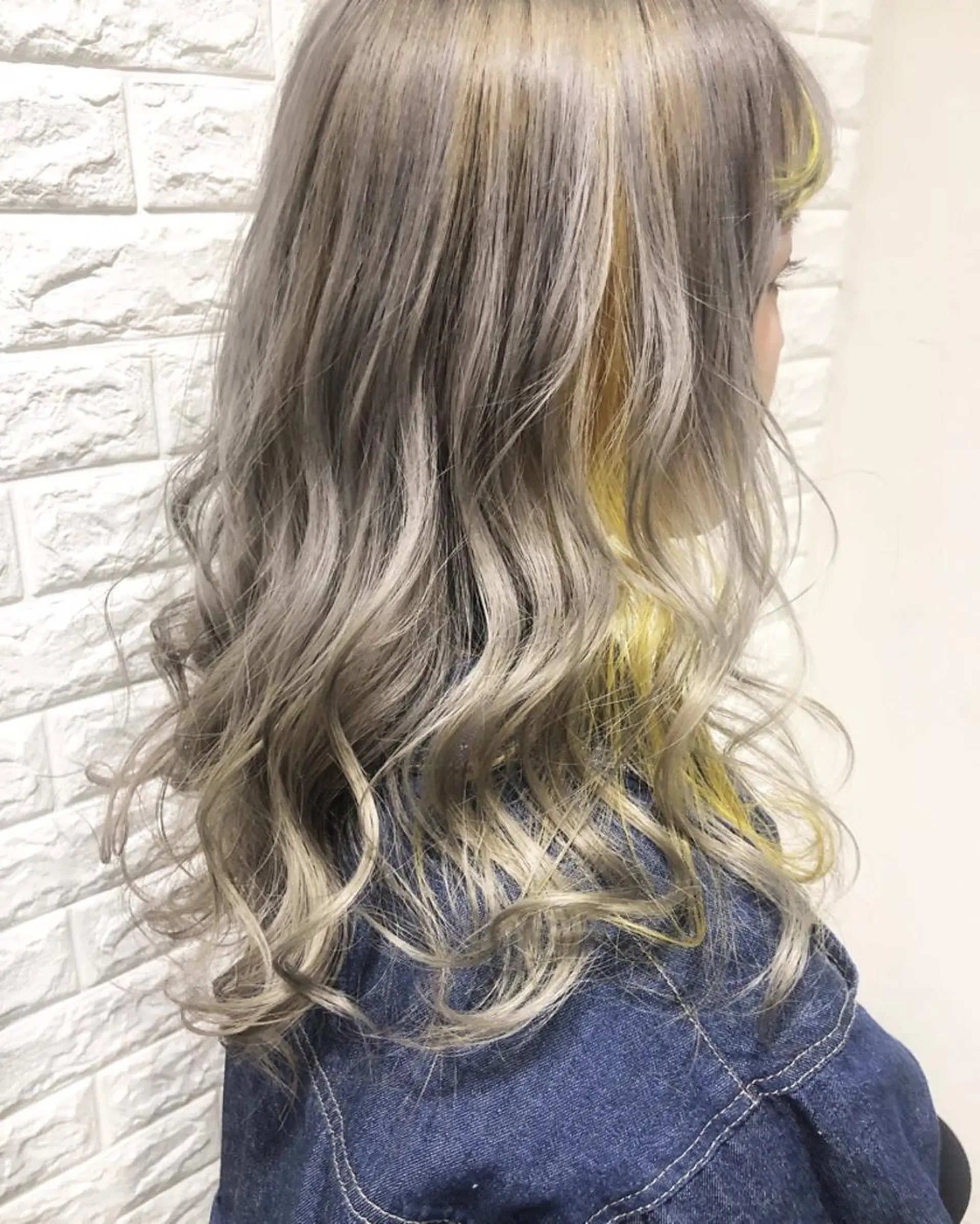 セミロング カラー グレージュ シルバー シルバーグレージュ 西本 夏美のヘアスタイル