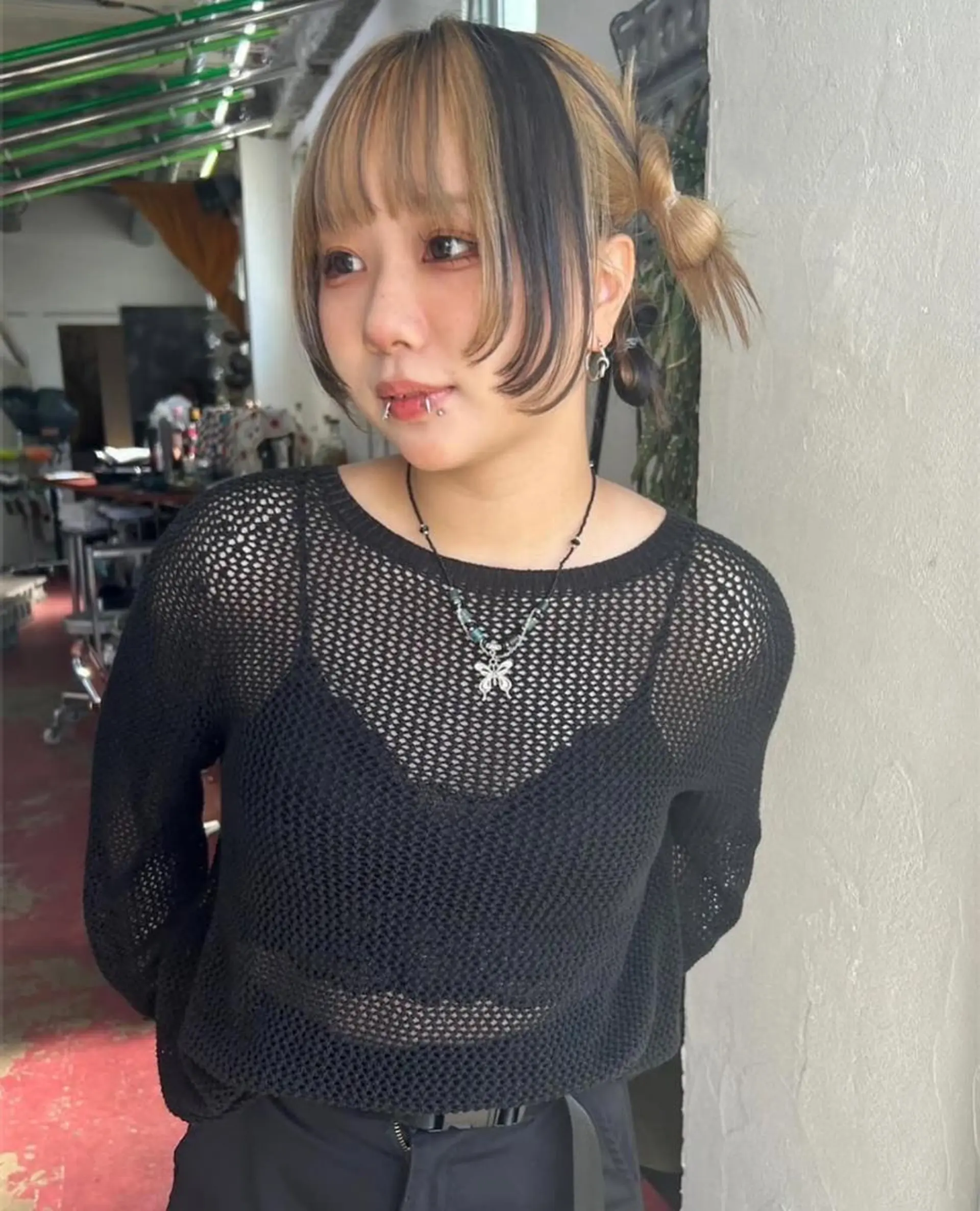 ミディアム qiie/天神・大名 インナーカラーのヘアスタイル