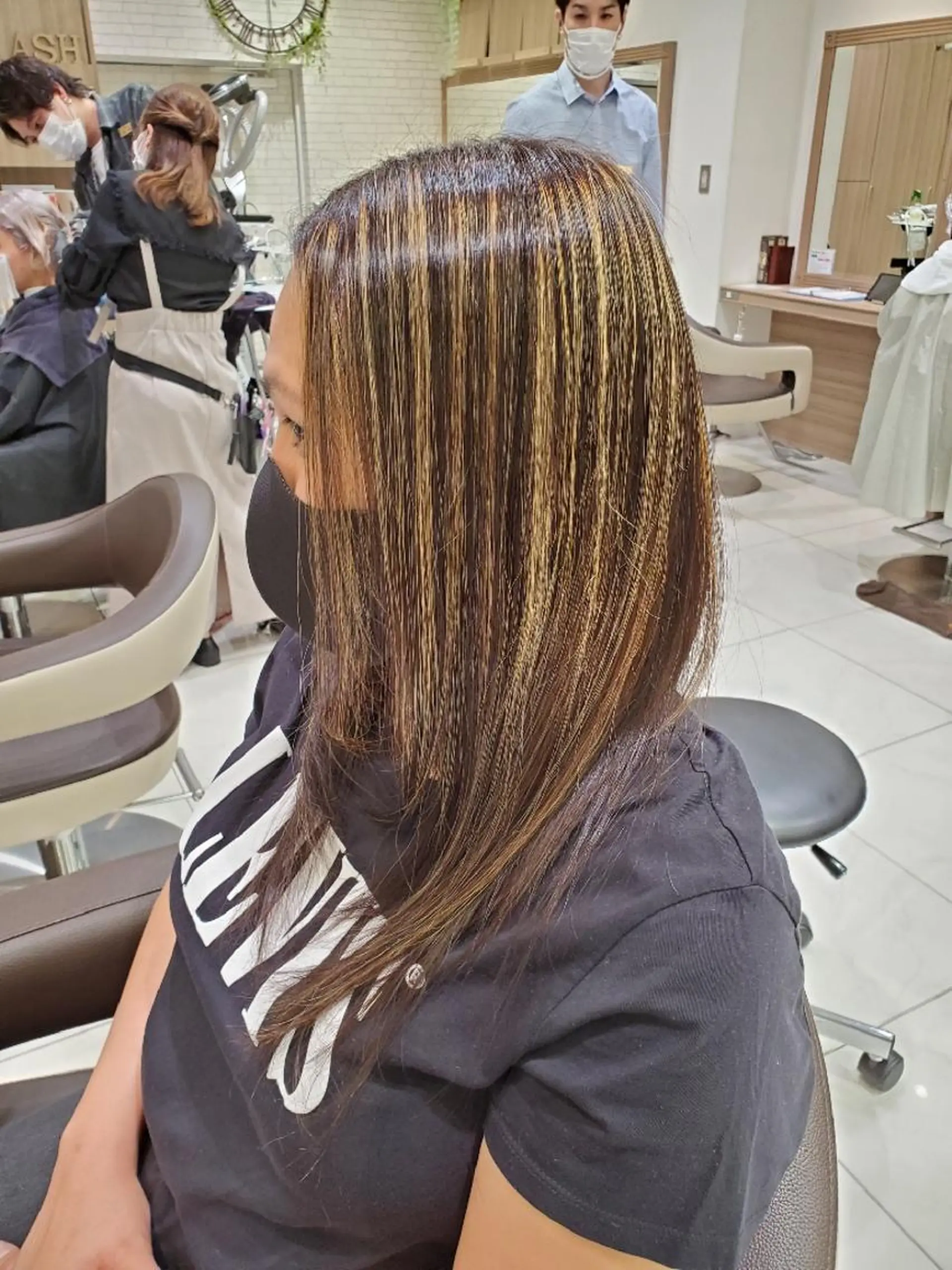 セミロング カラー アッシュ ベージュカラー ブリーチ ハイライトカラー イルミナカラー 中村 和貴のヘアスタイル