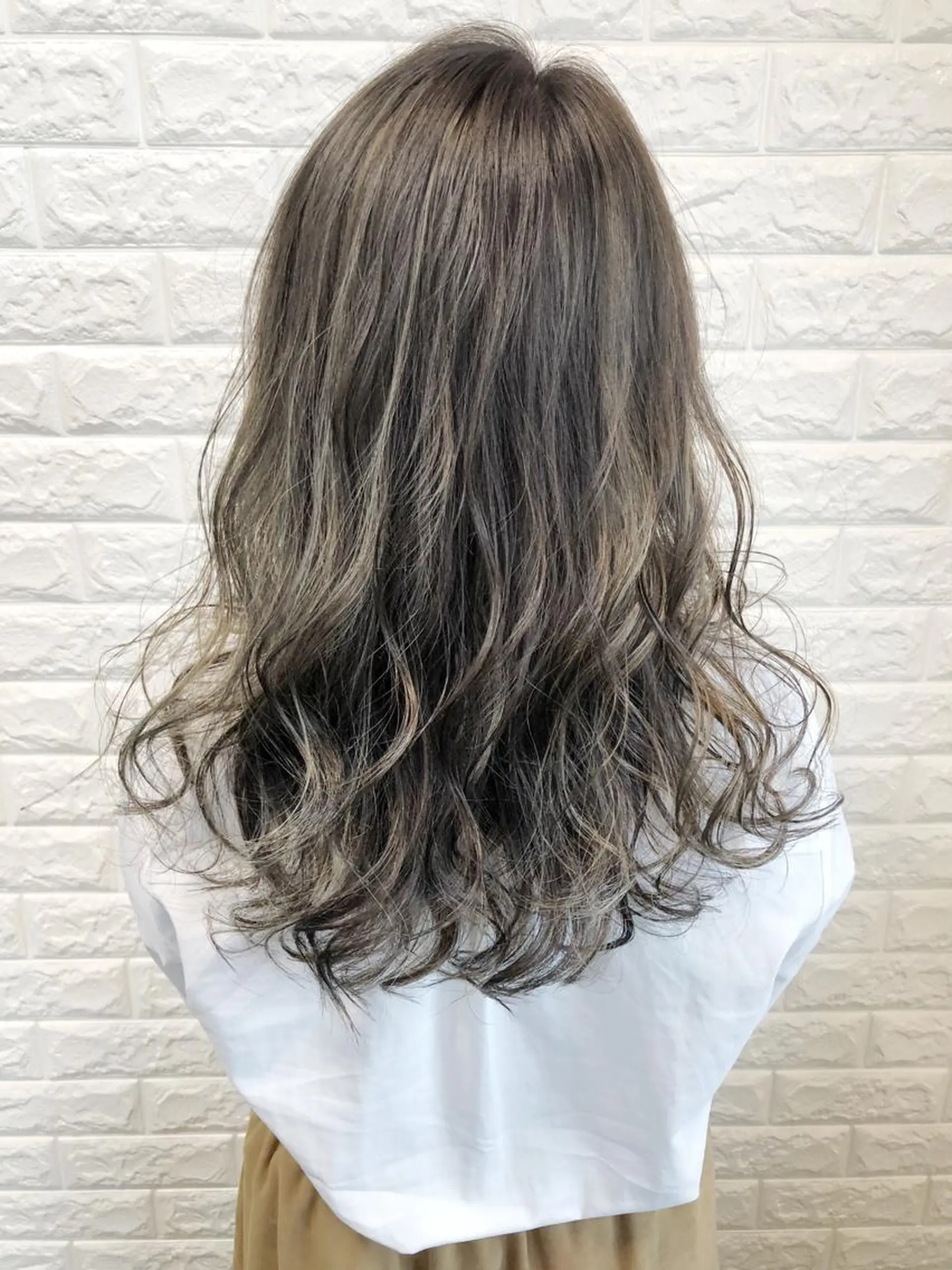 カラー ハイライトカラー ヘアカラー 西本 夏美のヘアスタイル