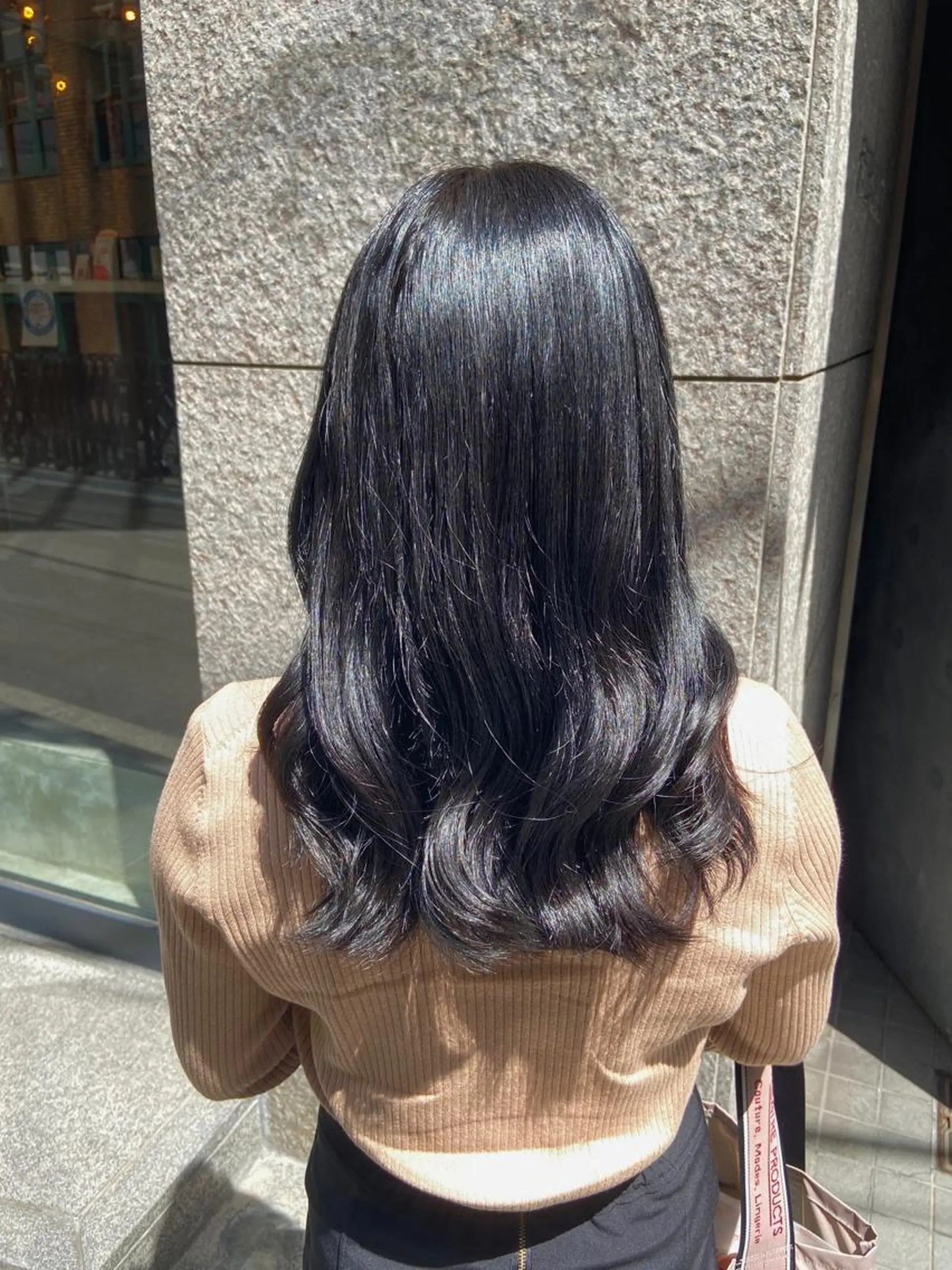 ロング カラー 黒髪 ブルーカラー ブルーブラック ノイシキ サキのヘアスタイル