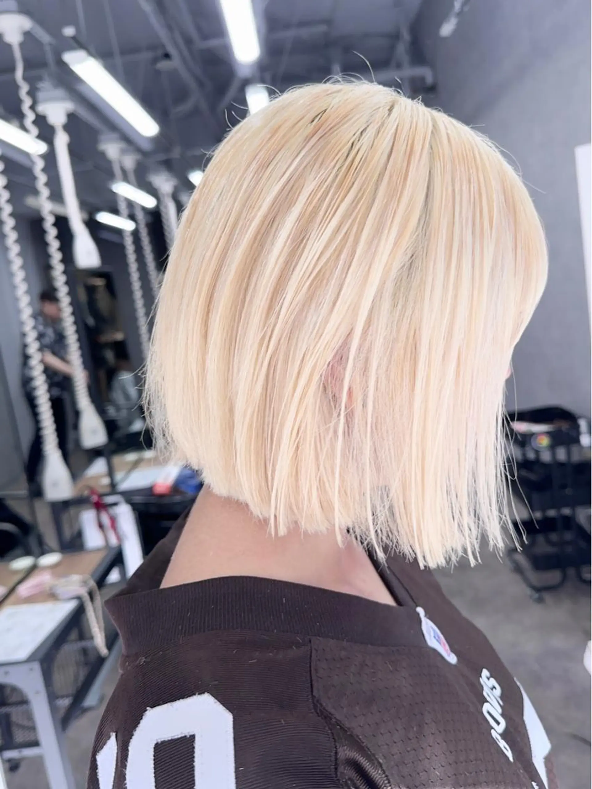 ミディアム 前髪カット🩶レイヤ ー🩶ハイトーン🩶のヘアスタイル