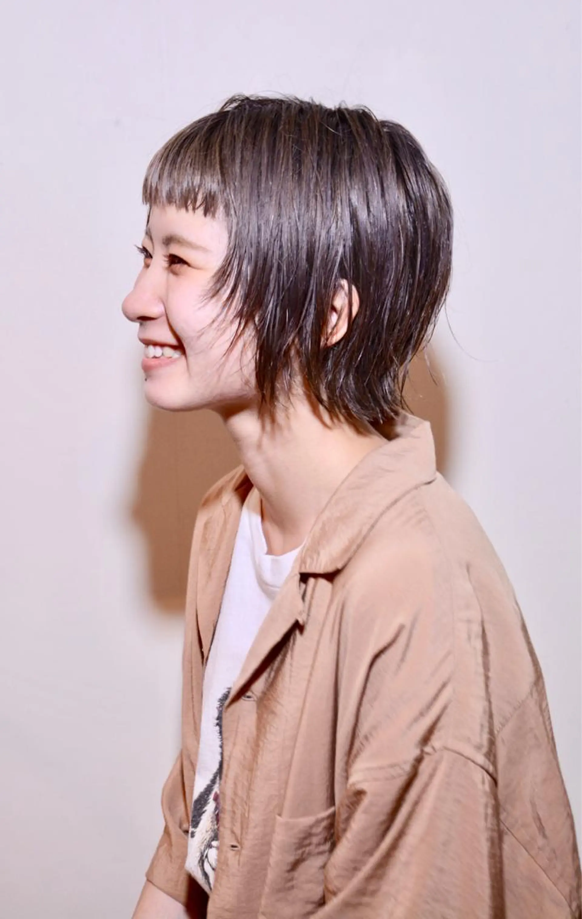 ショート カラー ベージュカラー ショートヘア 外ハネヘア カット ヘアカラー トリートメント すみとも るなのヘアスタイル