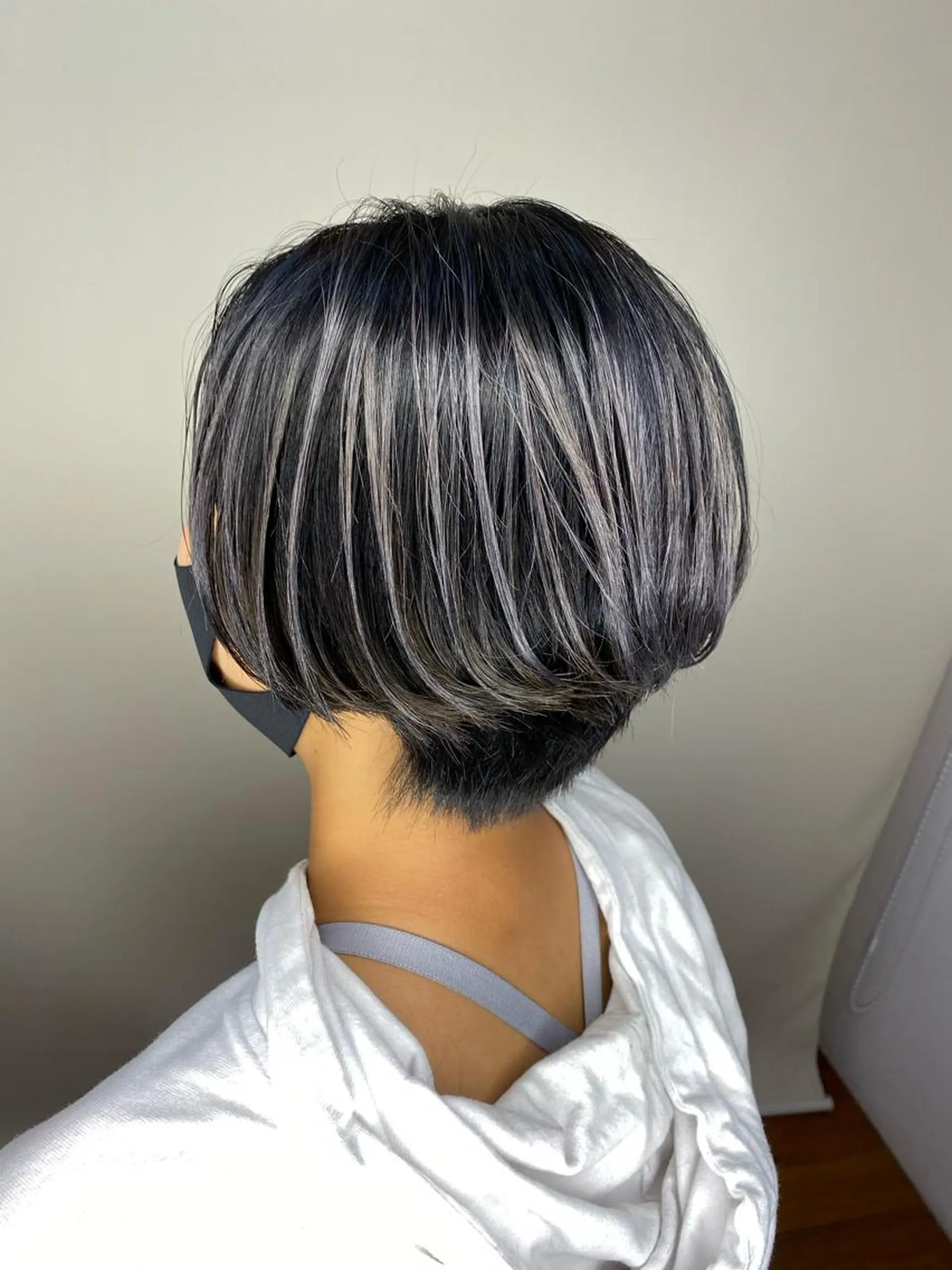 ショート カラー バレイヤージュ ベージュカラー 黒髪 ブリーチ ブルーカラー ⚠️激安ブリーチで 後悔してる方へ⚠️のヘアスタイル