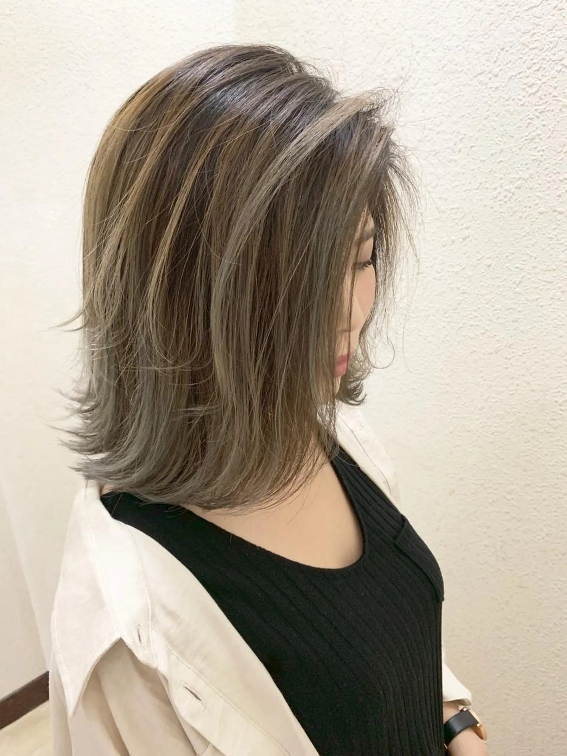 ミディアム カラー アッシュ バレイヤージュ ブリーチ シルバー シルバーアッシュ ヘアカラー 💈平島 拓也💈のヘアスタイル