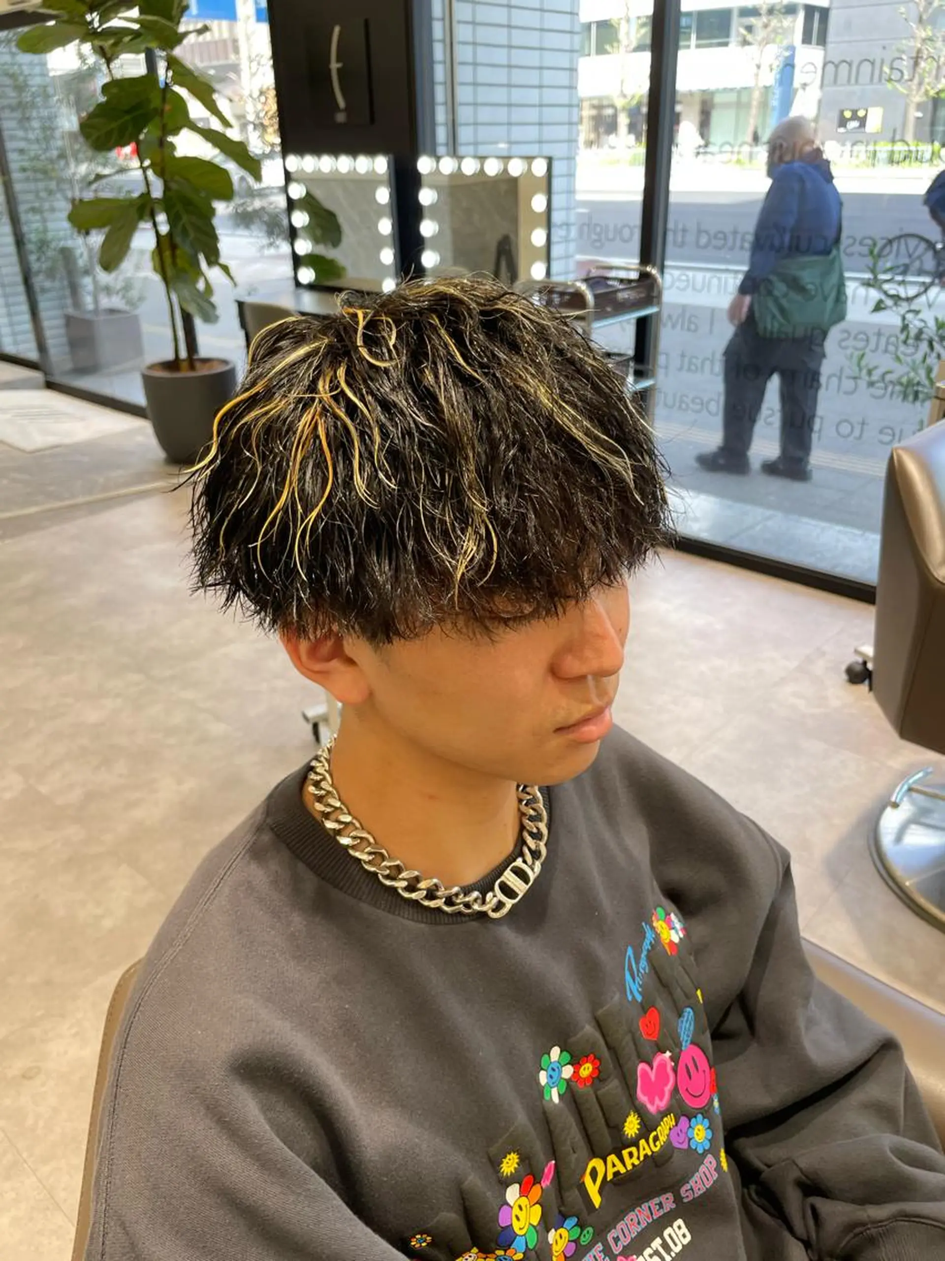 ショート カラー パーマ メンズ メンズブリーチ メンズハイライト メンズメッシュ メンズパーマ メンズツイストパーマ カット ヘアカラー パーマ メンズ特化店長✨ 9/14空◎岡本一真のヘアスタイル