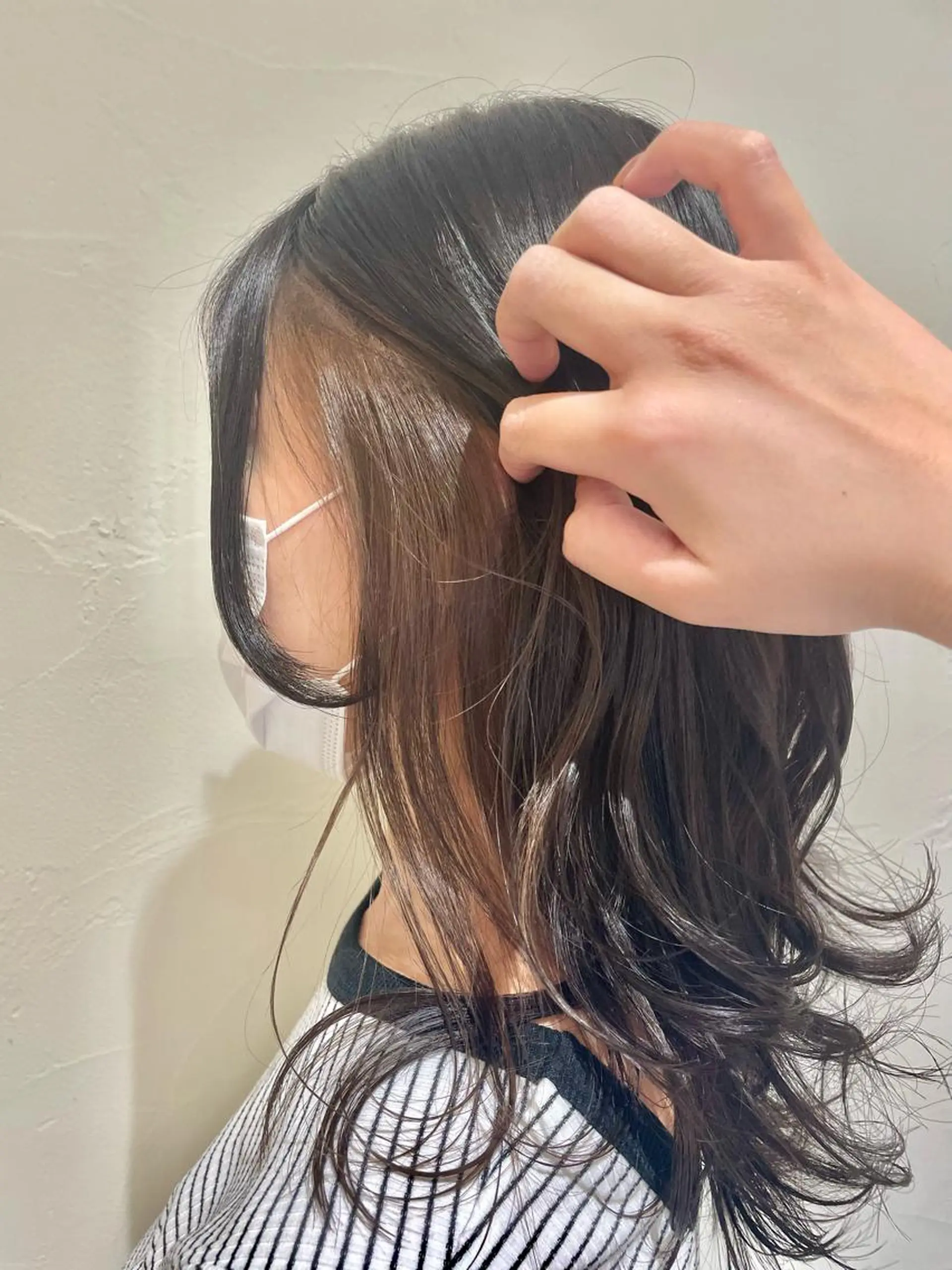 ミディアム カラー ベージュカラー ブリーチ イヤリングカラー ブリーチなしカラー 佐久間 成恵のヘアスタイル