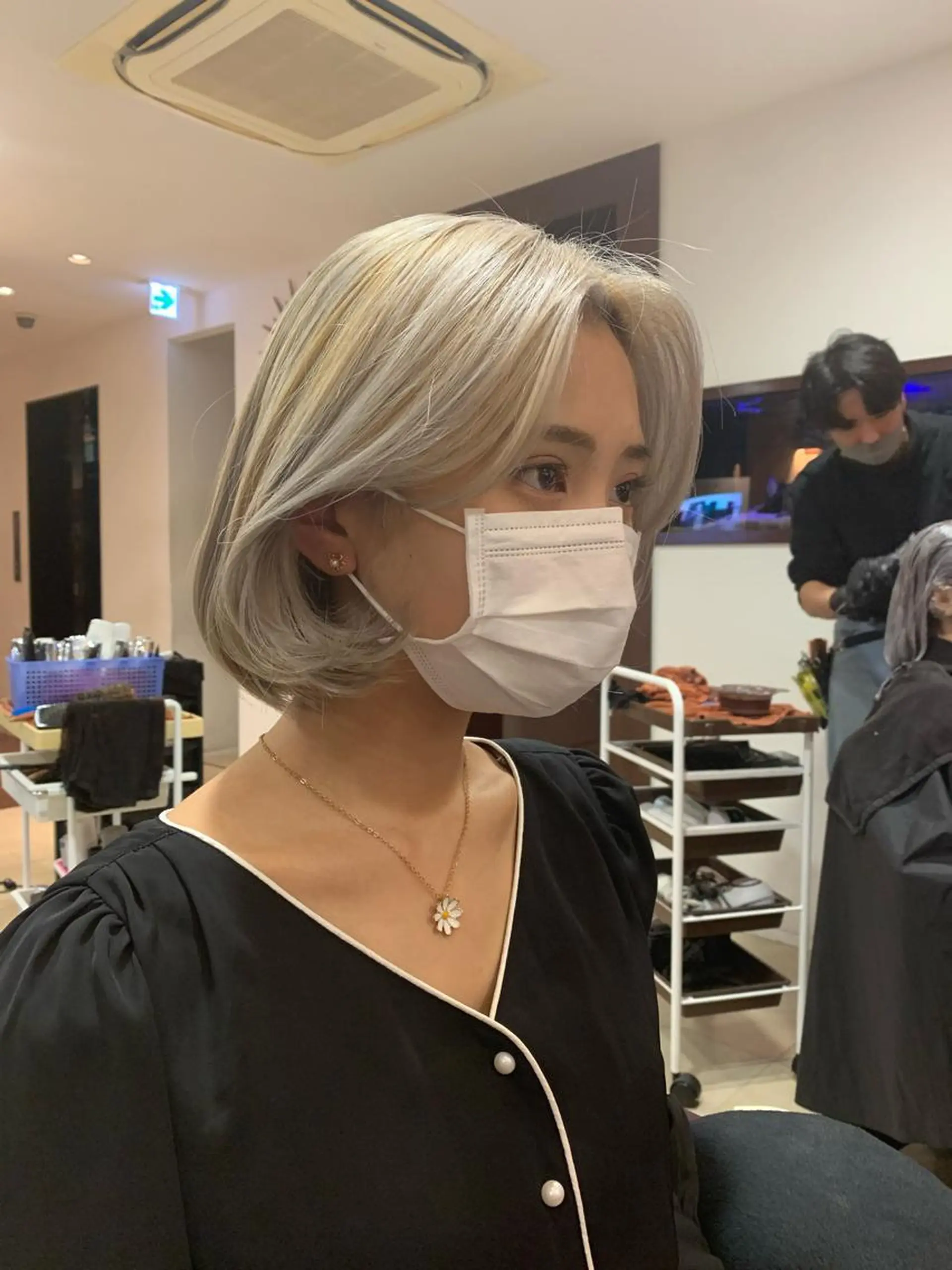 ミディアム カラー シルバー ホワイトシルバー タンバルモリ カット トリートメント ヘアセット カットが上手い 💇‍♂🌸サク🌸のヘアスタイル