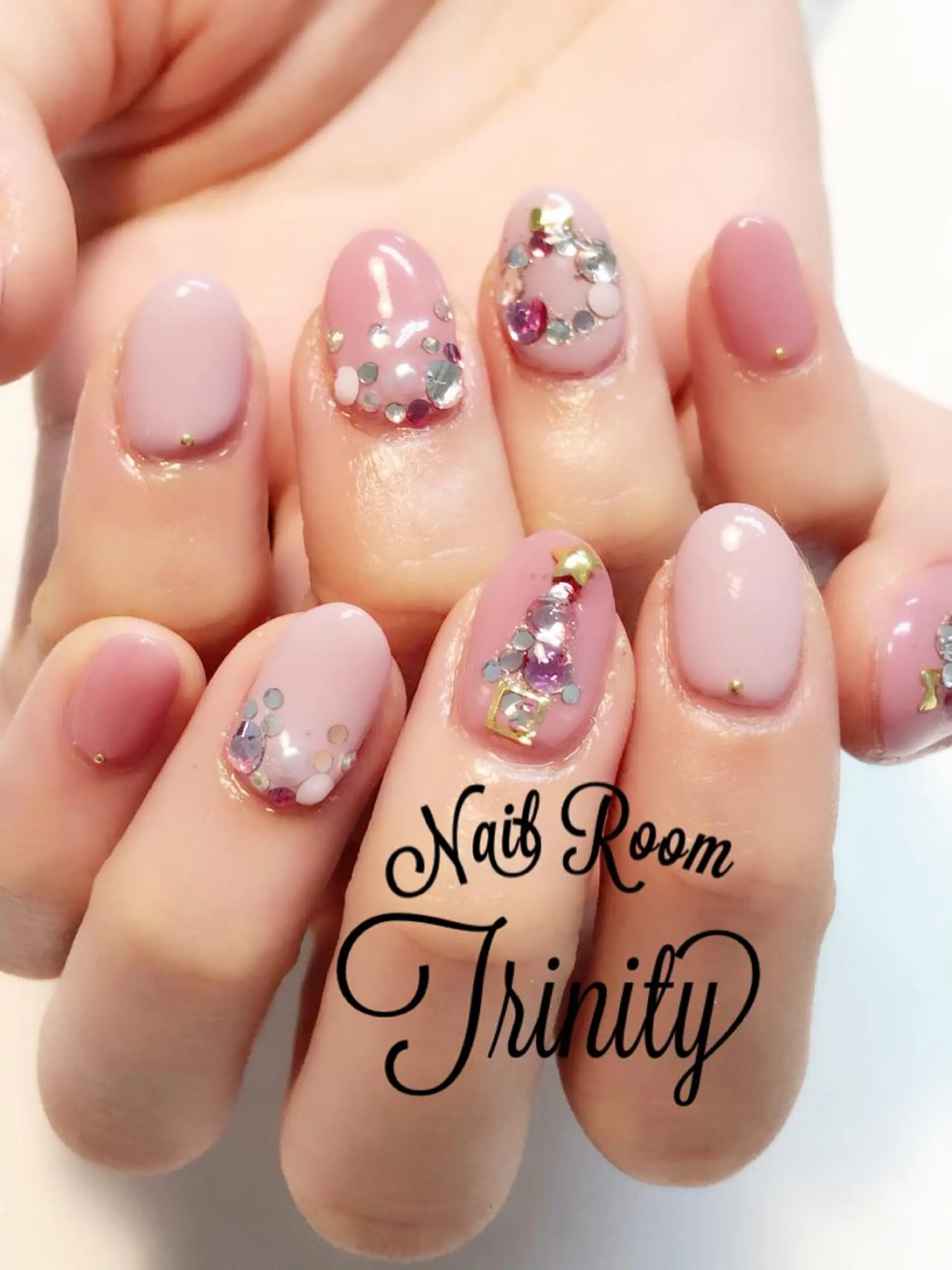 ネイル ハンドネイル Trinity ネイリストスタッフのネイルデザイン