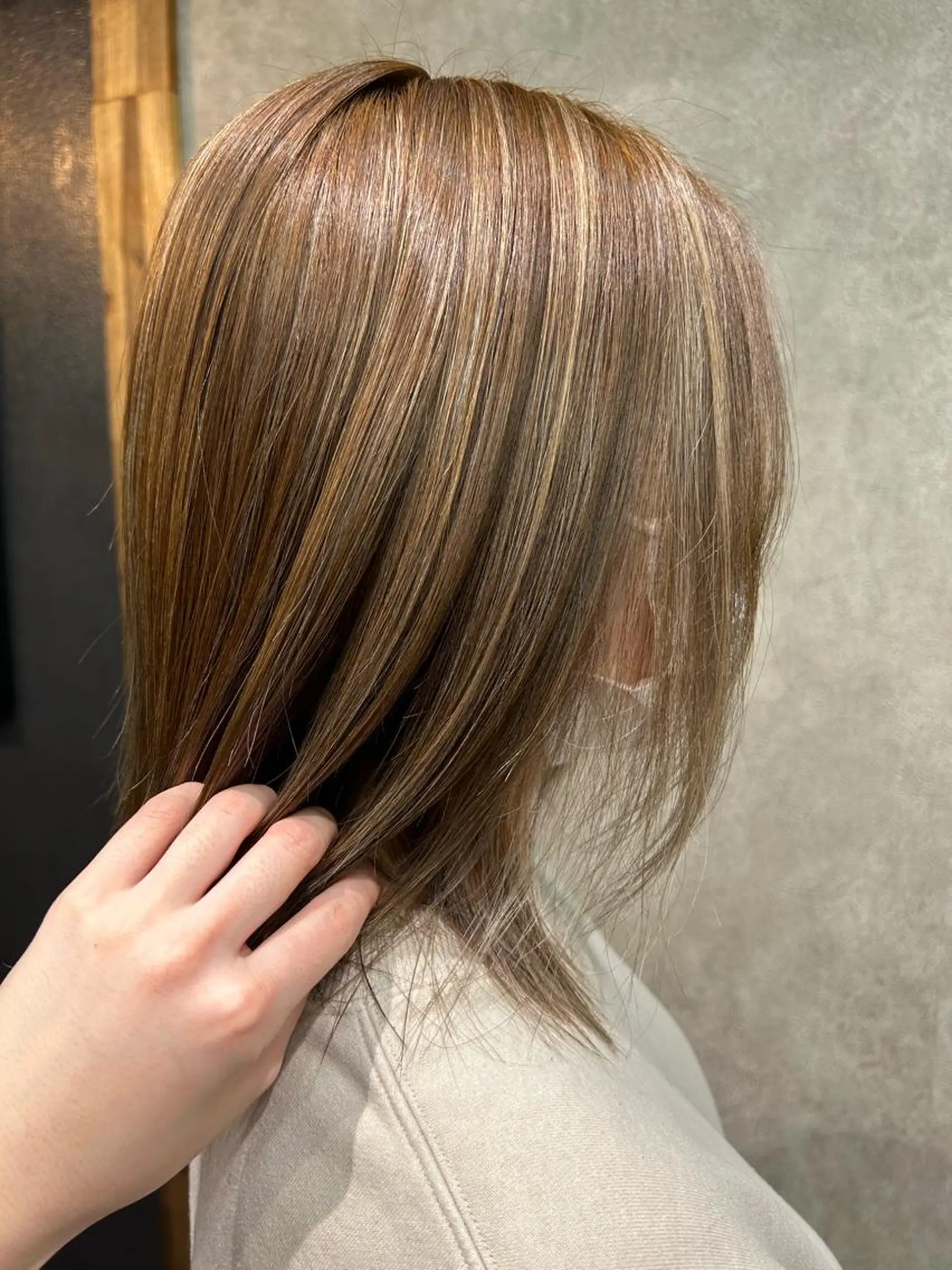 ミディアム カラー 荒木 真衣のヘアスタイル