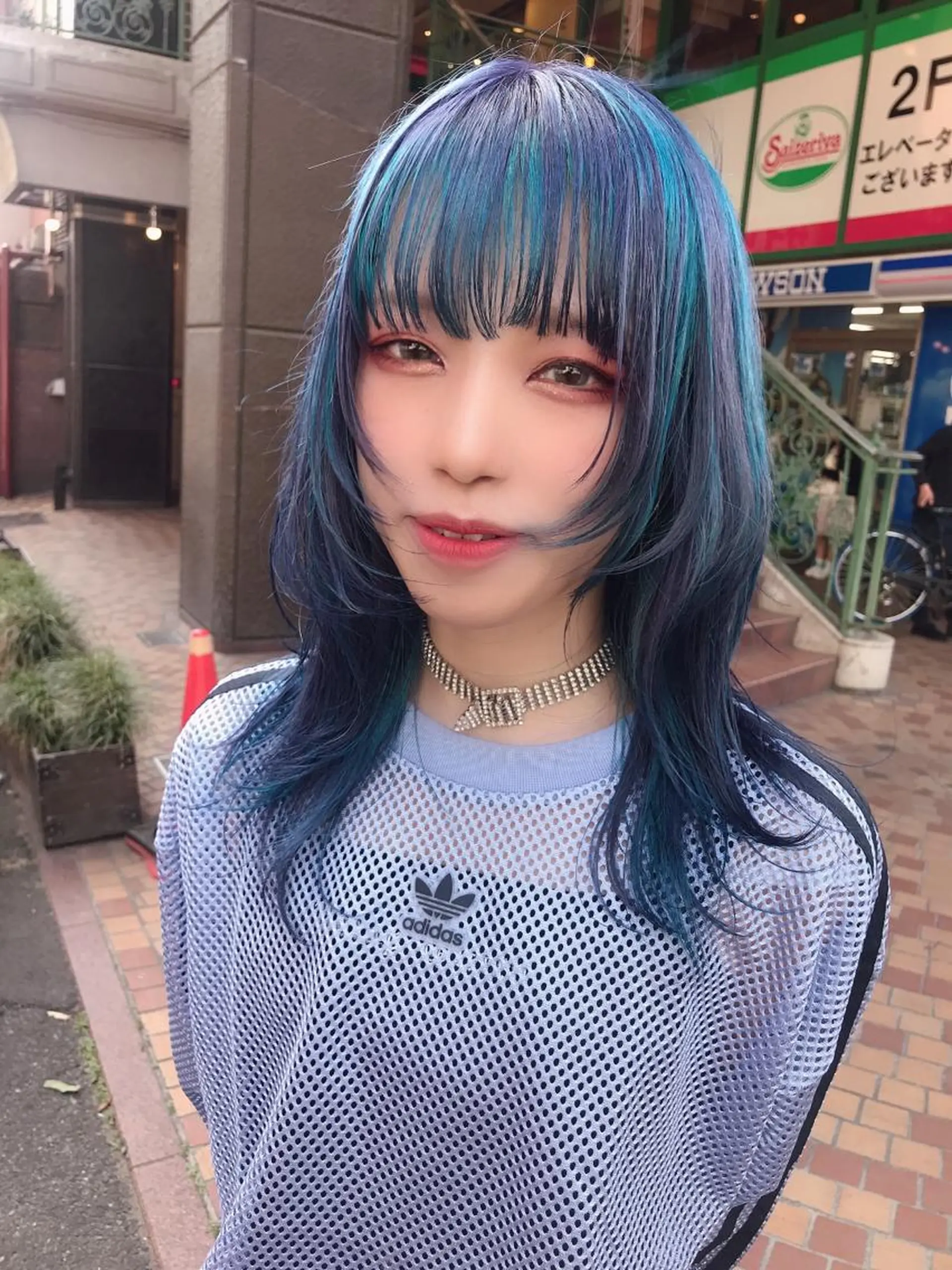 セミロング カラー ブリーチ ブルーカラー ブルーラベンダー ハイライトカラー ラベンダーカラー ホワイト&レイヤー カット職人長畠俊輔のヘアスタイル