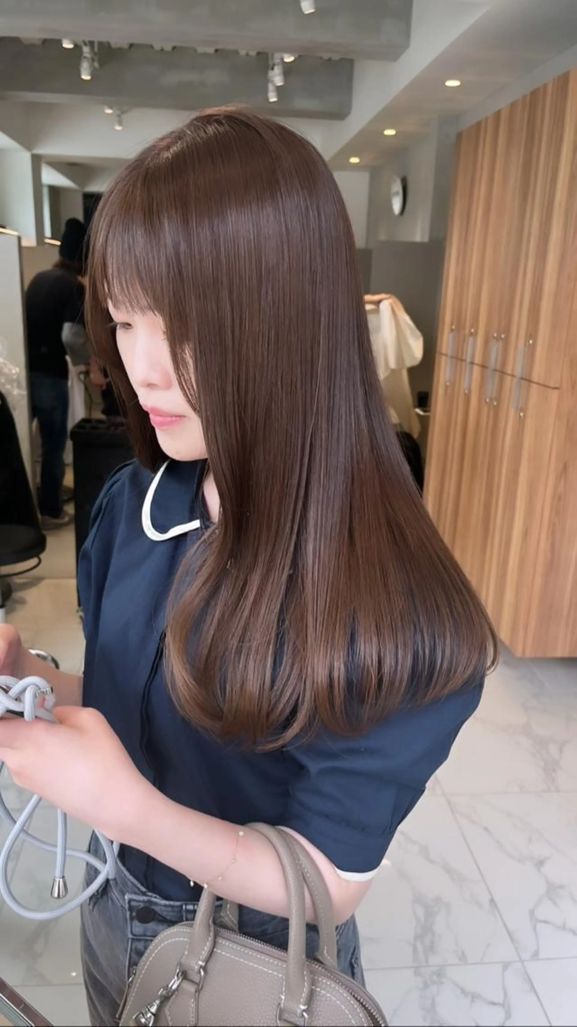ロング チョコレートブラウン トリートメント ヘアカラー ブリーチなし 寒色カラーのヘアスタイル