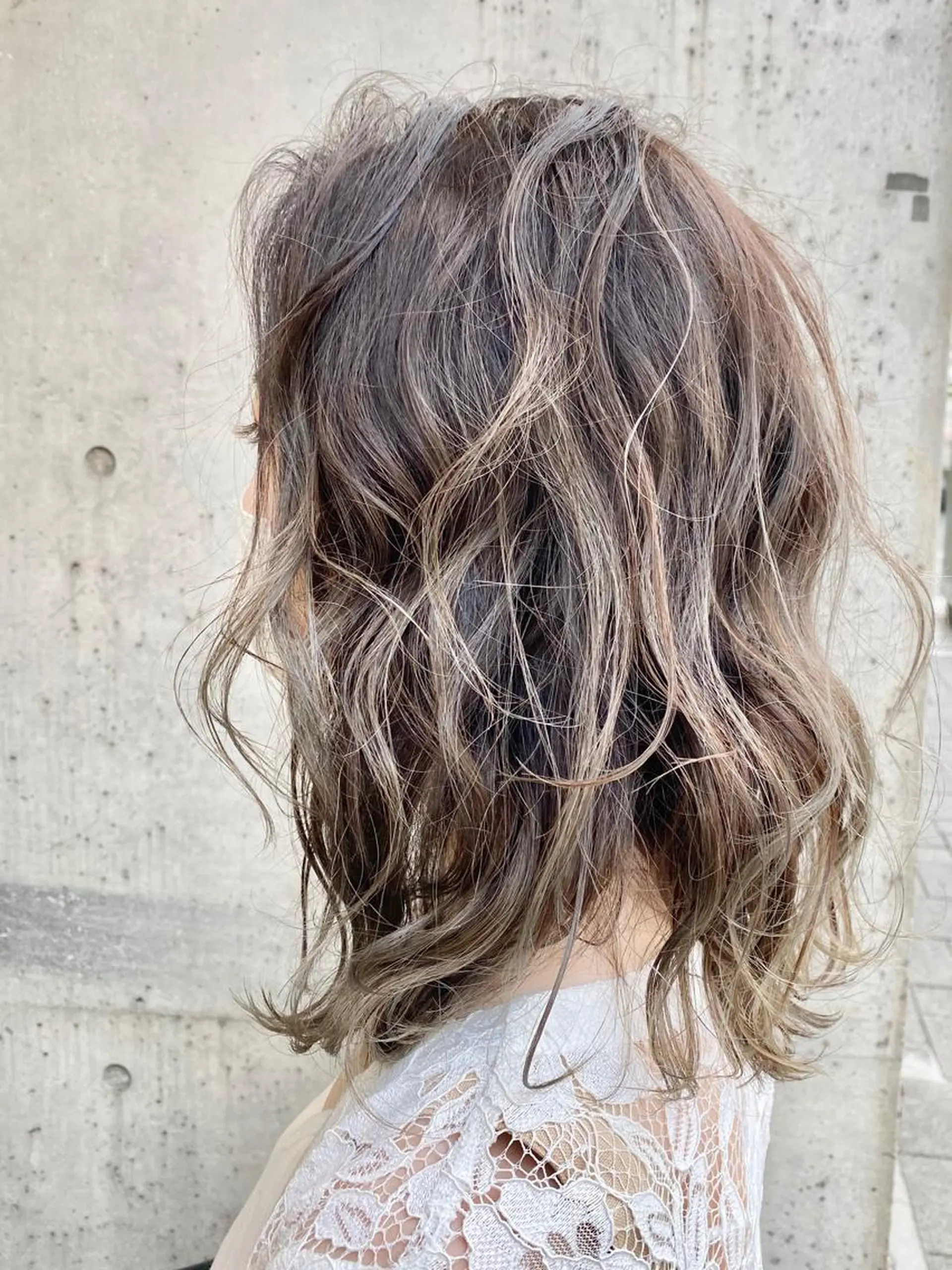 セミロング カラー バレイヤージュ ブリーチ レイヤーカット カット ヘアカラー トリートメント SUNTOWN所属・KEN KENのヘアスタイル