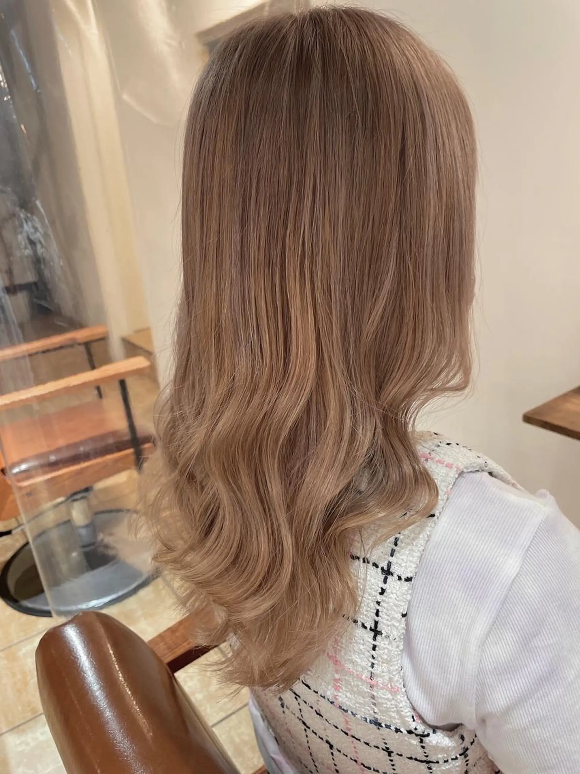 セミロング カラー ベージュカラー ブリーチ ミルクティーベージュ ヘアアレンジ にいた　かづしげのヘアスタイル