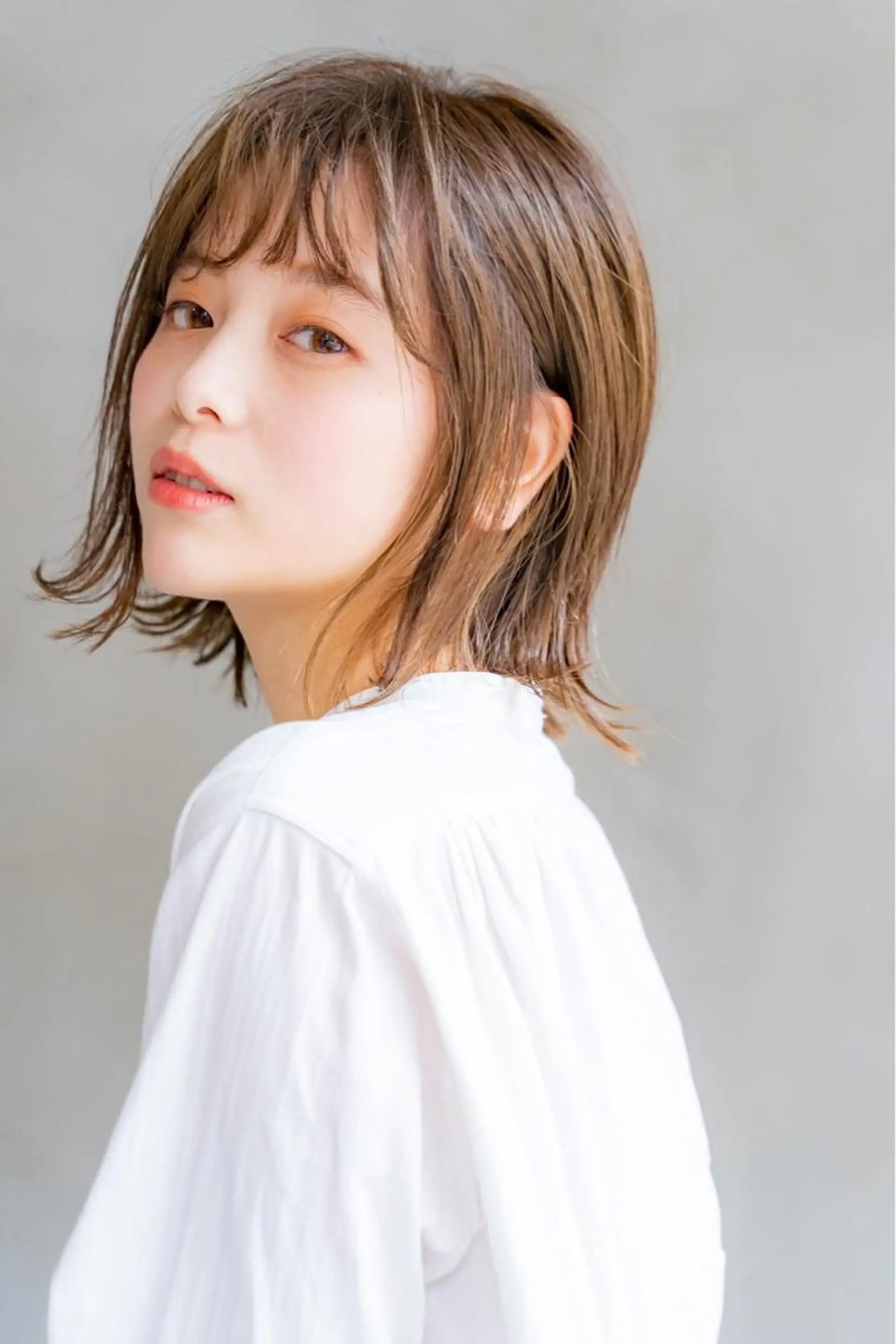 ミディアム カラー ヘアアレンジ ベージュカラー 外ハネヘア ヘアカラー トリートメント 山崎 澪のヘアスタイル