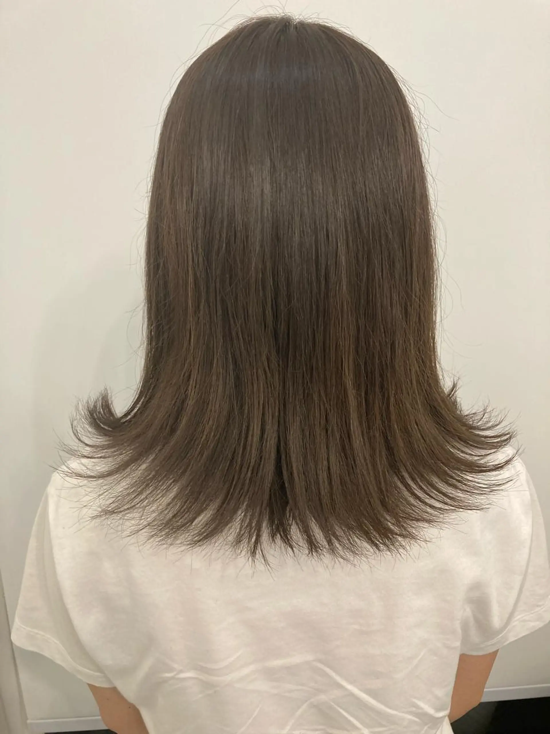 ミディアム カラー 透明感カラー グレージュ ボブ 外ハネヘア 新宿／透明感カラー／ 阿久津凜のヘアスタイル