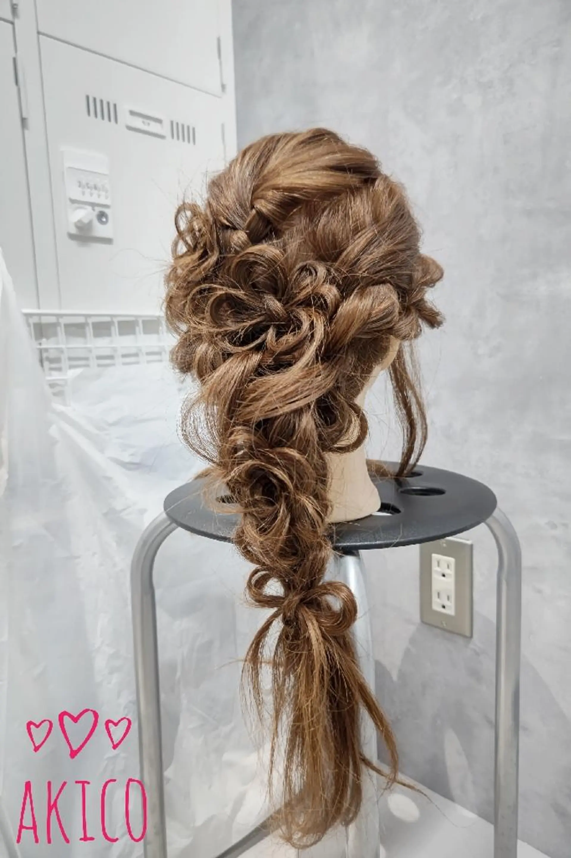 ロング LUXBE GALLERY なんば駅前店所属・ラックスビーギャラリ ー AKICOのヘアスタイル