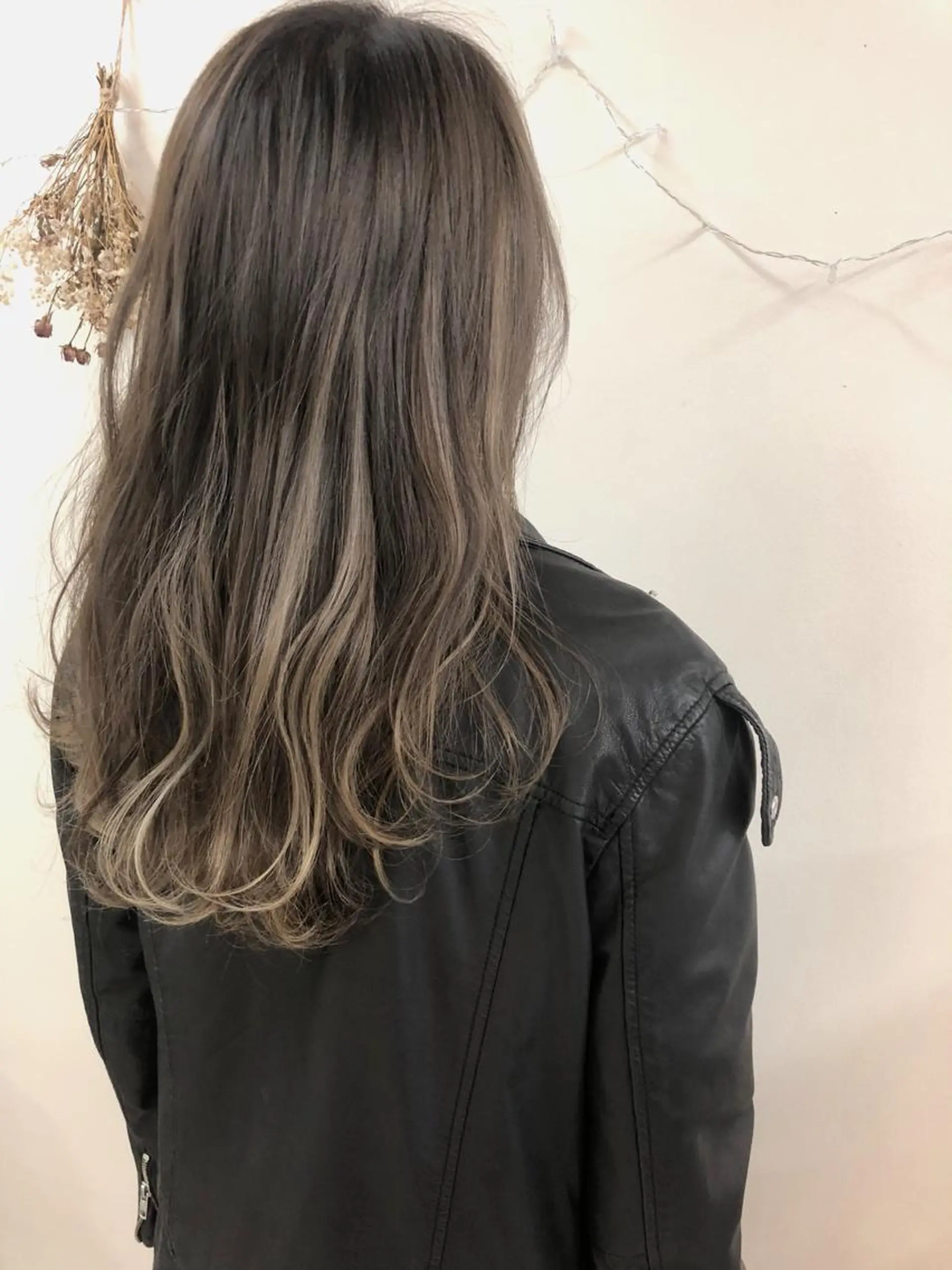 セミロング カラー バレイヤージュ レイヤーカット ヘアカラー カラー職人/上川原 雄飛のヘアスタイル