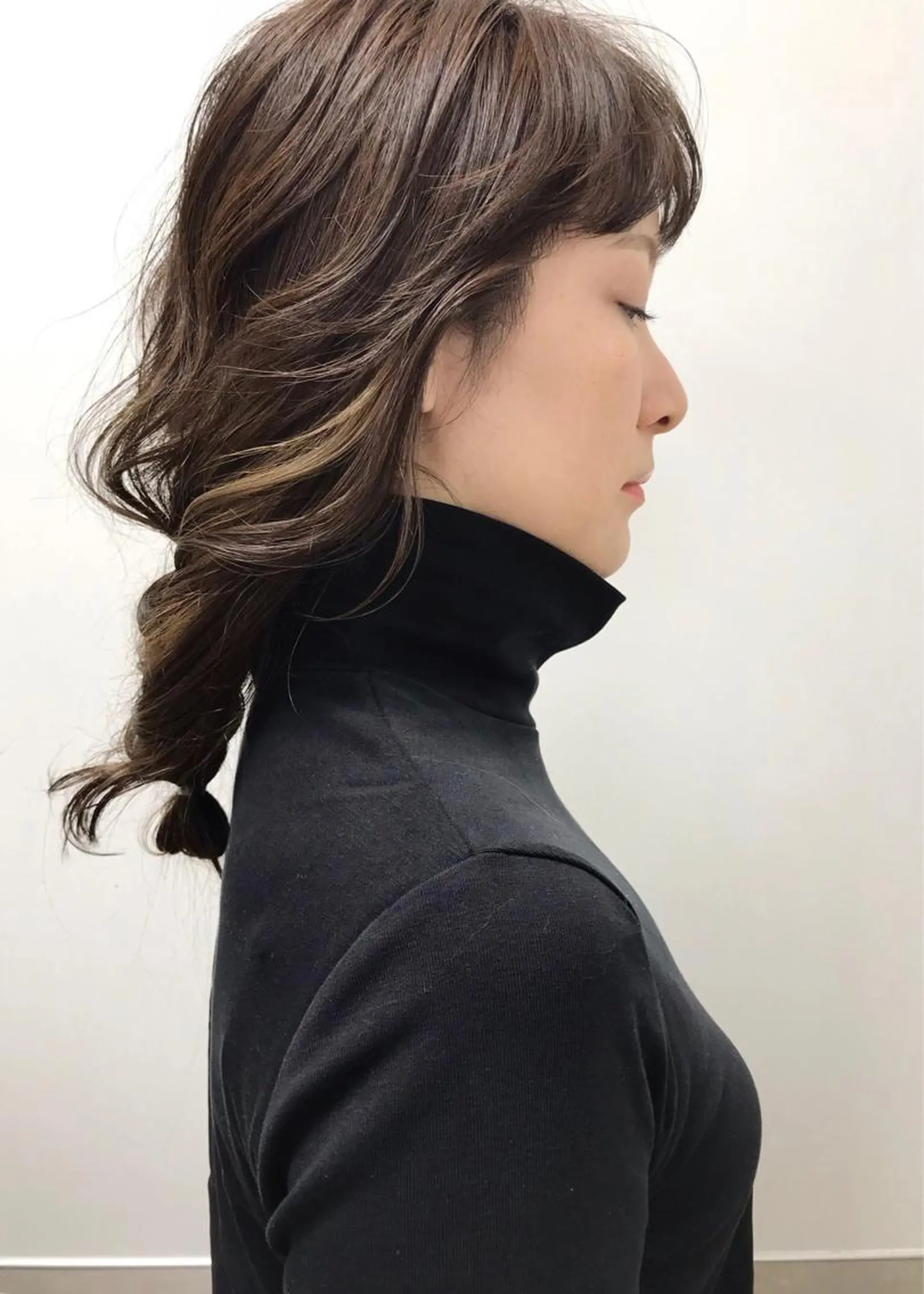 セミロング カラー ブリーチ ハイライトカラー ハイライト HARUNA🤍 色持ち良いツヤ髪のヘアスタイル