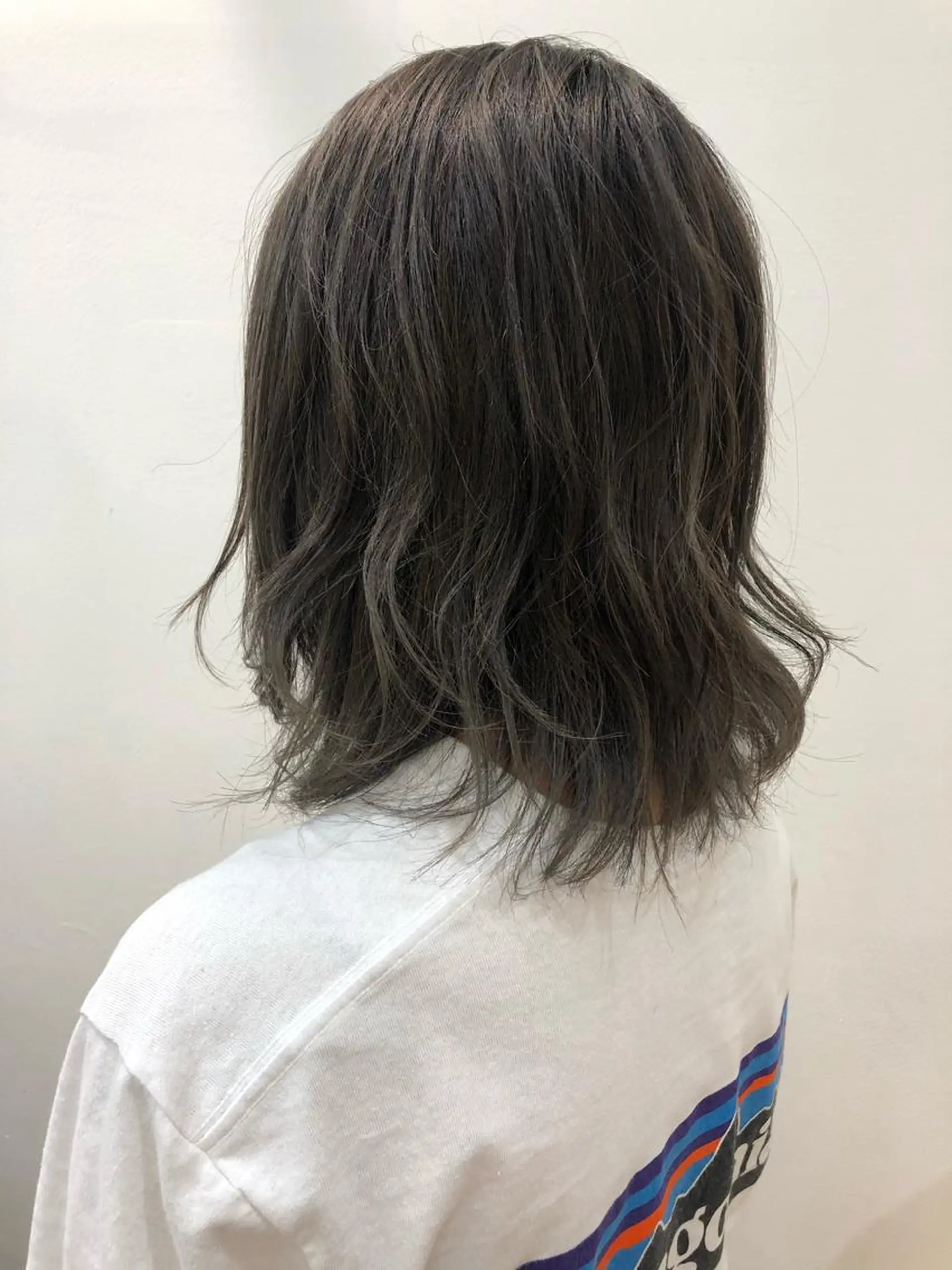 ミディアム カラー 細沼 葵のヘアスタイル