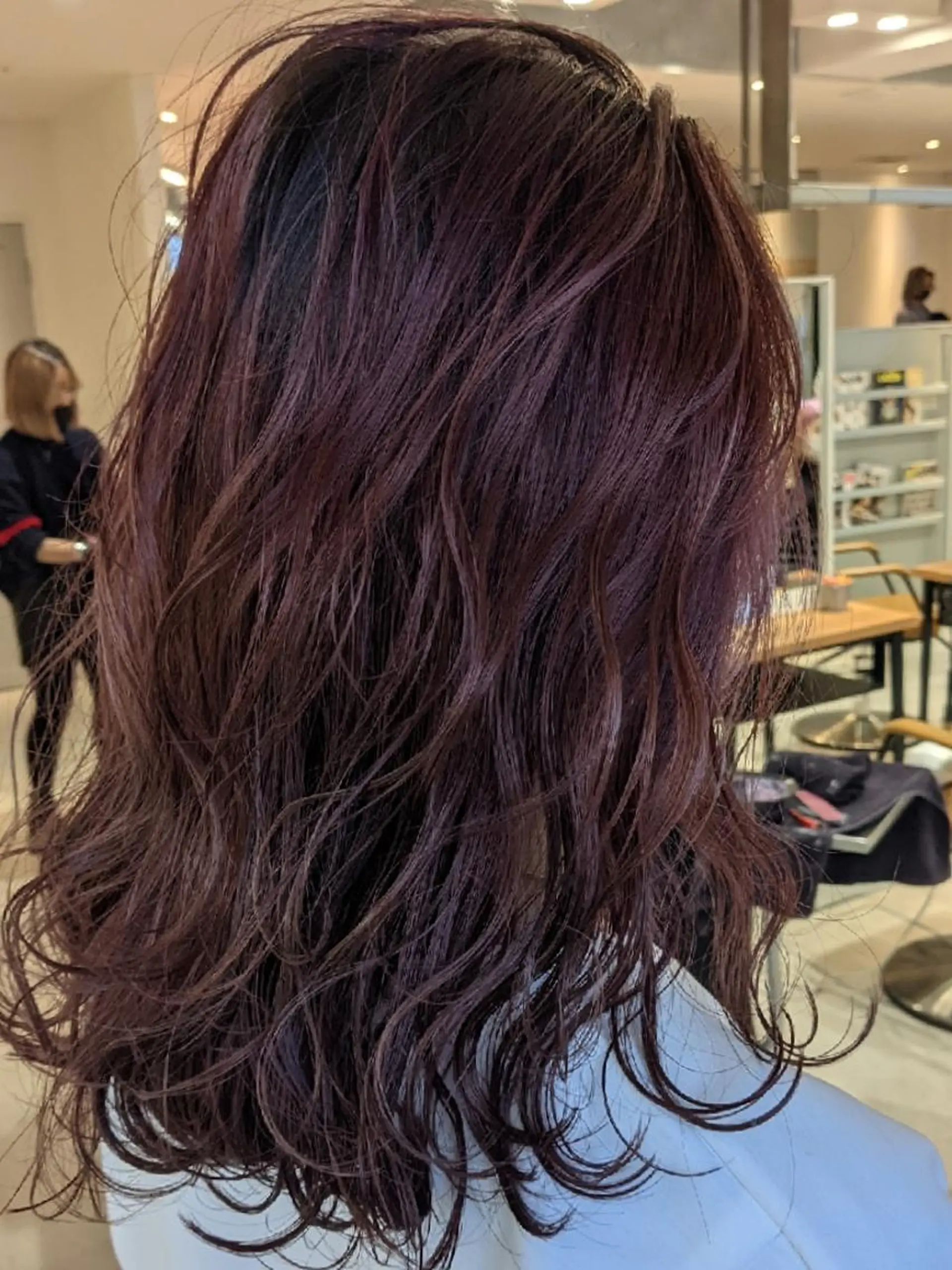 セミロング カラー バレイヤージュ ハイライトカラー レッドカラー ハイライト レイヤーカット ヘアカラー トリートメント 髪質改善/レイヤ－ /ブリーチ/ほっしーのヘアスタイル