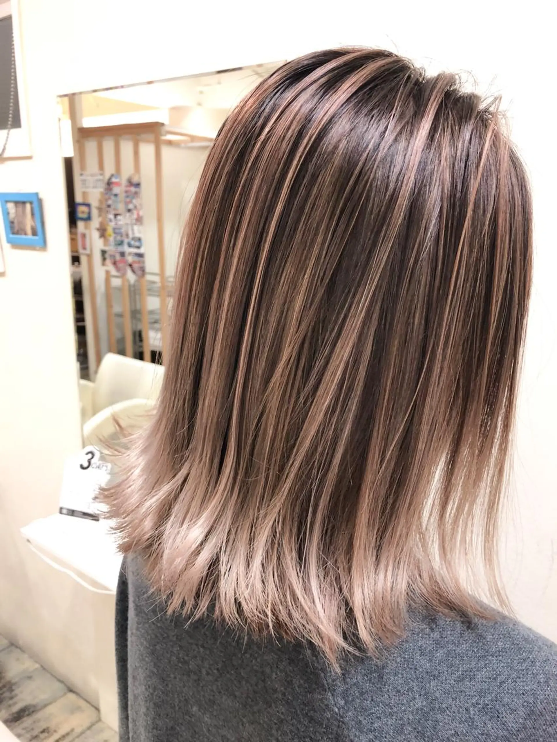 ミディアム カラー グラデーションカラー グレージュ ハイライトカラー ピンクカラー ハイライト WONK. ウォンク 心斎橋のヘアスタイル
