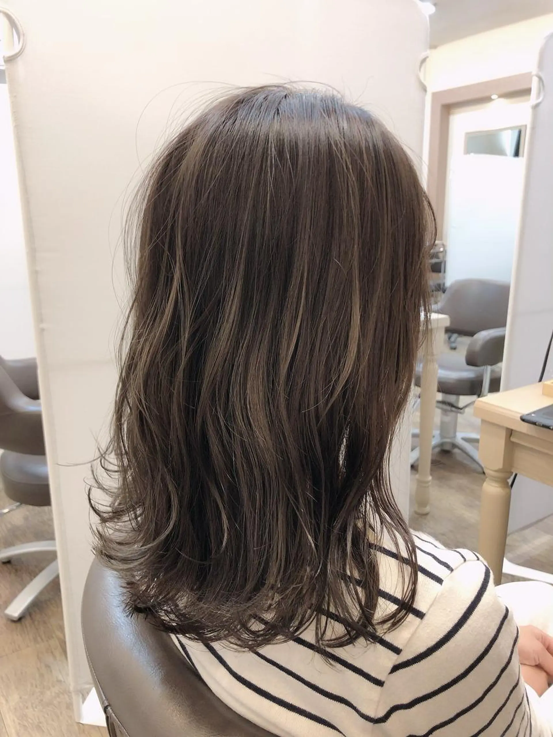 セミロング カラー アッシュ グレージュ イルミナカラー ヘアカラー 尚平 髪質改善 大人のデザインカラーのその他イメージ