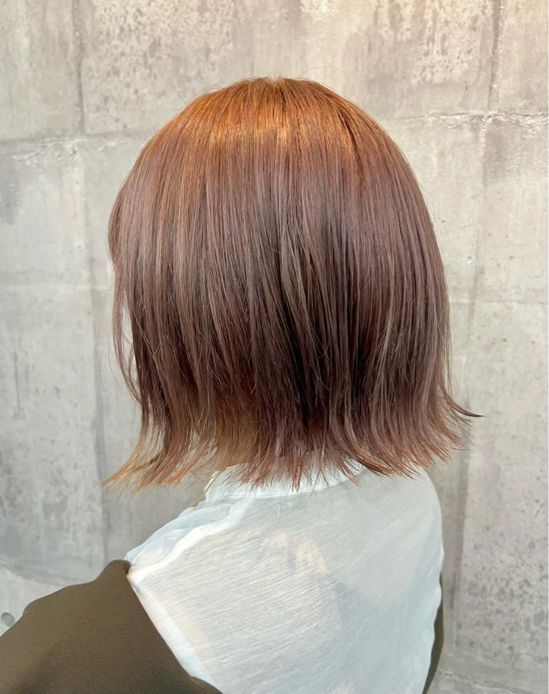 ショート カラー 切りっぱなしボブ グレージュ ハイトーンカラー ピンクカラー ボブ レイヤー/韓国 ハイトーン興津史弥のヘアスタイル