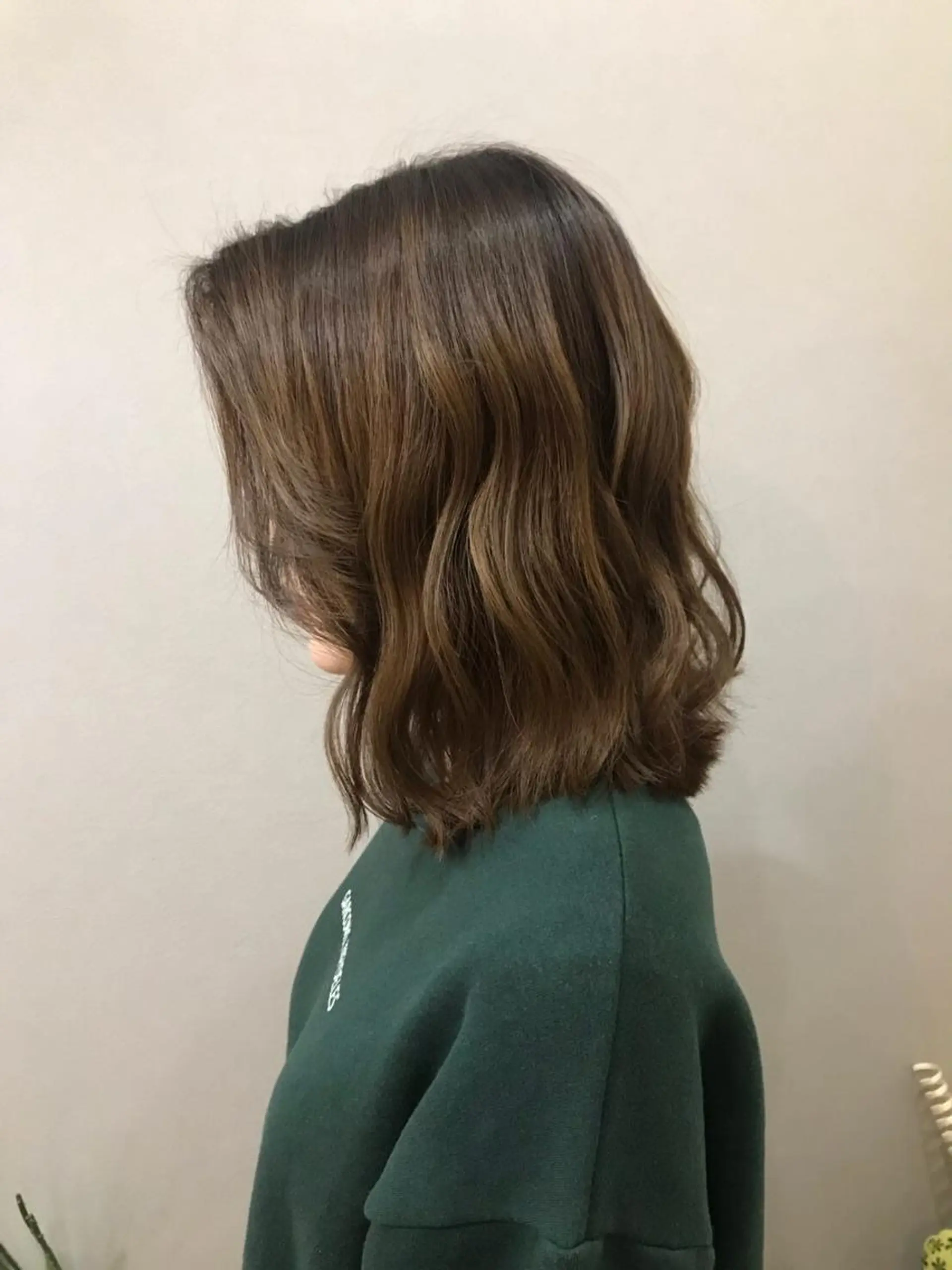 ミディアム かきあげバング 外ハネヘア 崎山 瑠依のヘアスタイル