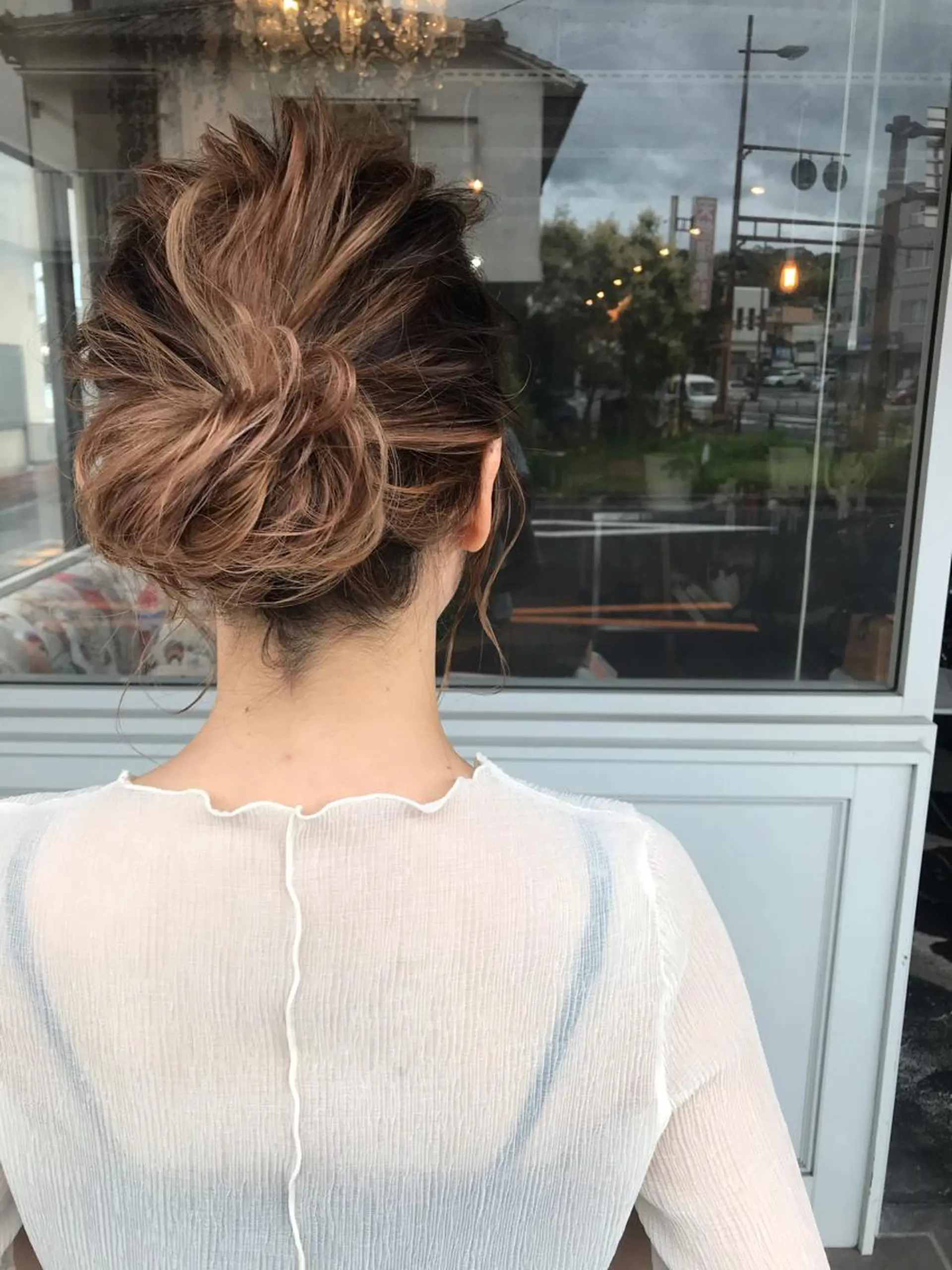 ミディアム カラー パーマ ヘアアレンジ お団子ヘア 切りっぱなしボブ バレイヤージュ デザインカラー グラデーションカラー Mariana/ 鶴原-ハイライトのヘアスタイル