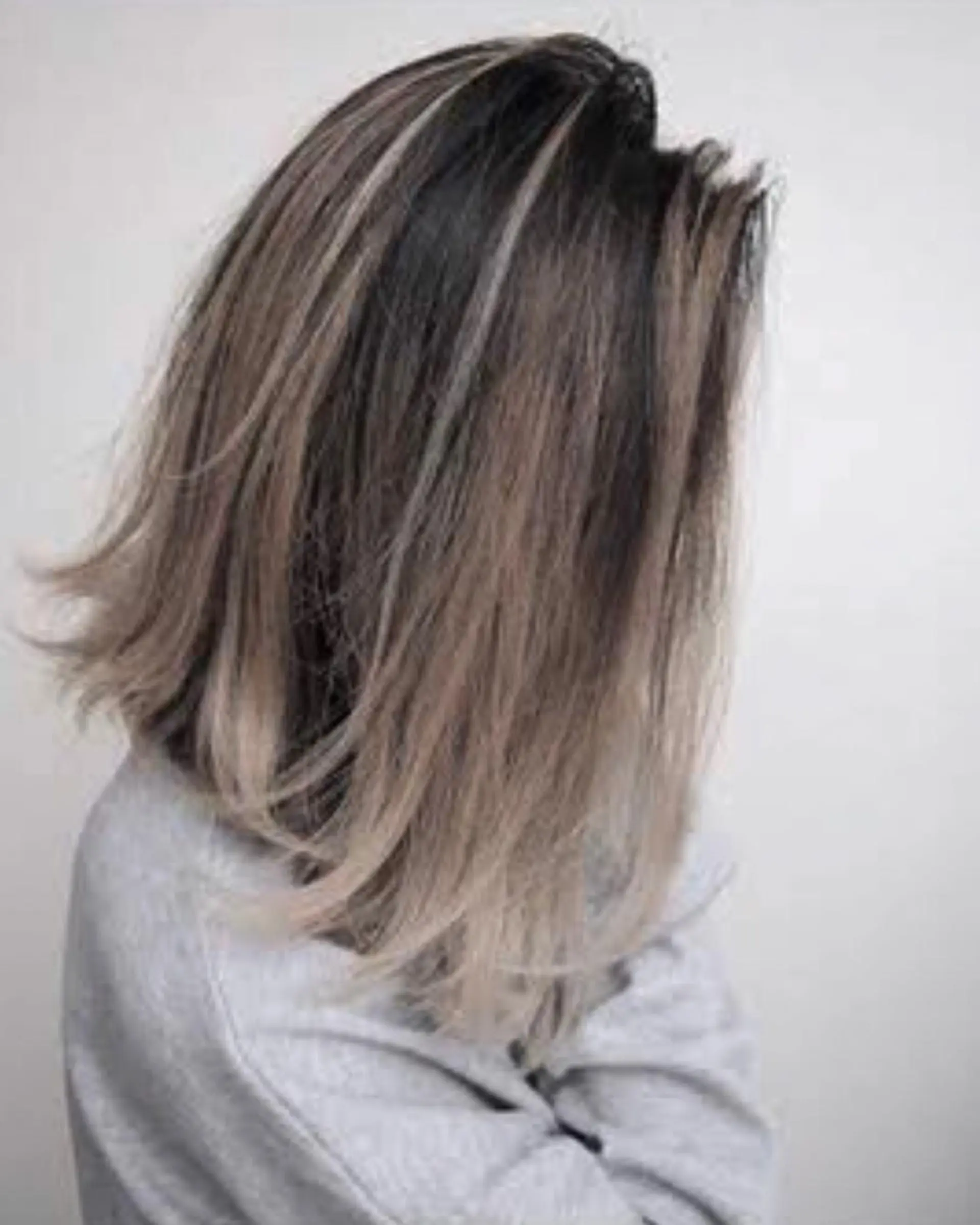 ミディアム カラー バレイヤージュ ブロンド レイヤーカット カット ヘアカラー トリートメント 長谷川 裕起のヘアスタイル