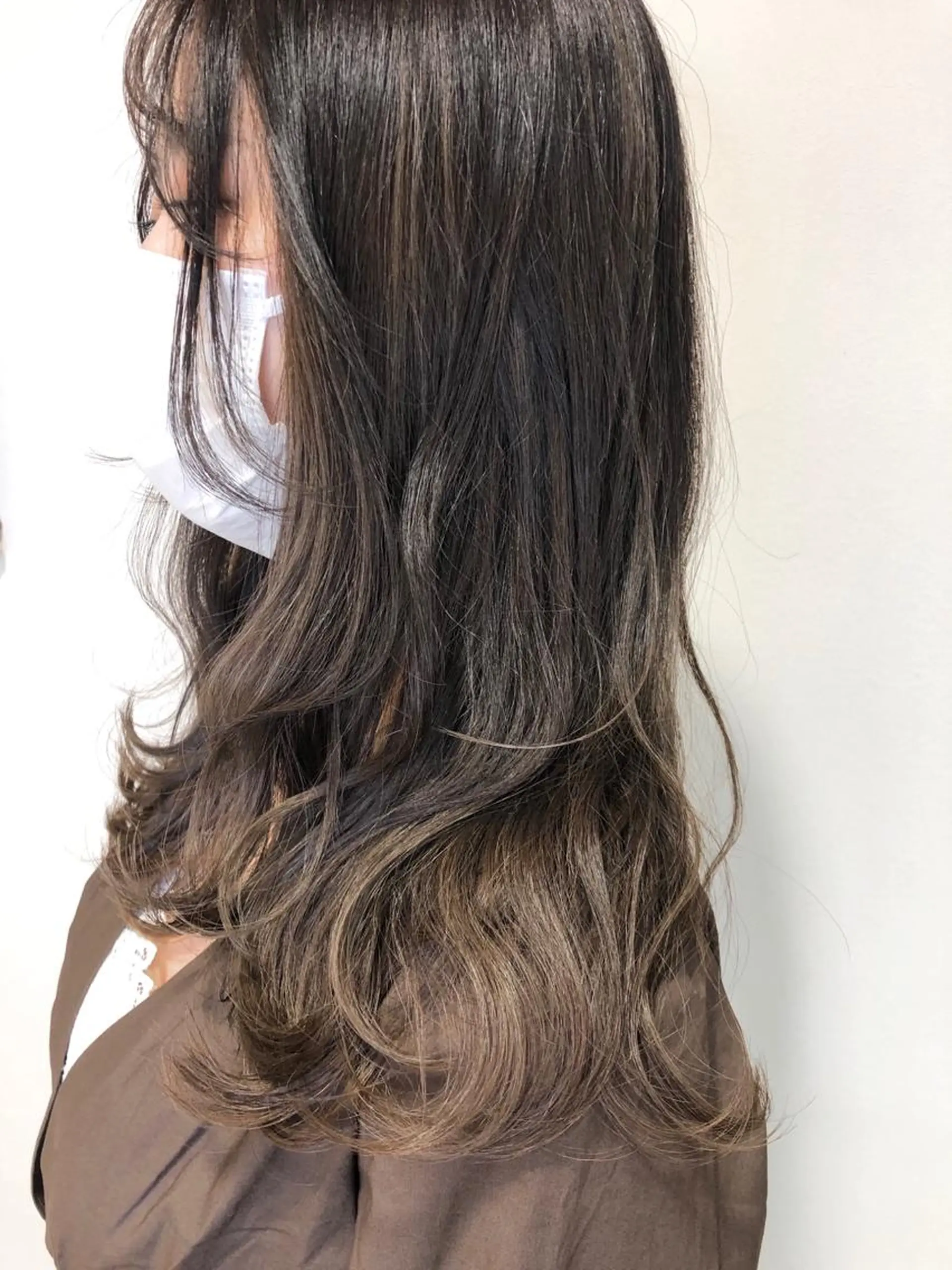 ロング カラー ベージュカラー 透明感カラー グラデーションカラー イルミナカラー ミルクティーベージュ ヘアカラー 門田 恭弥のヘアスタイル