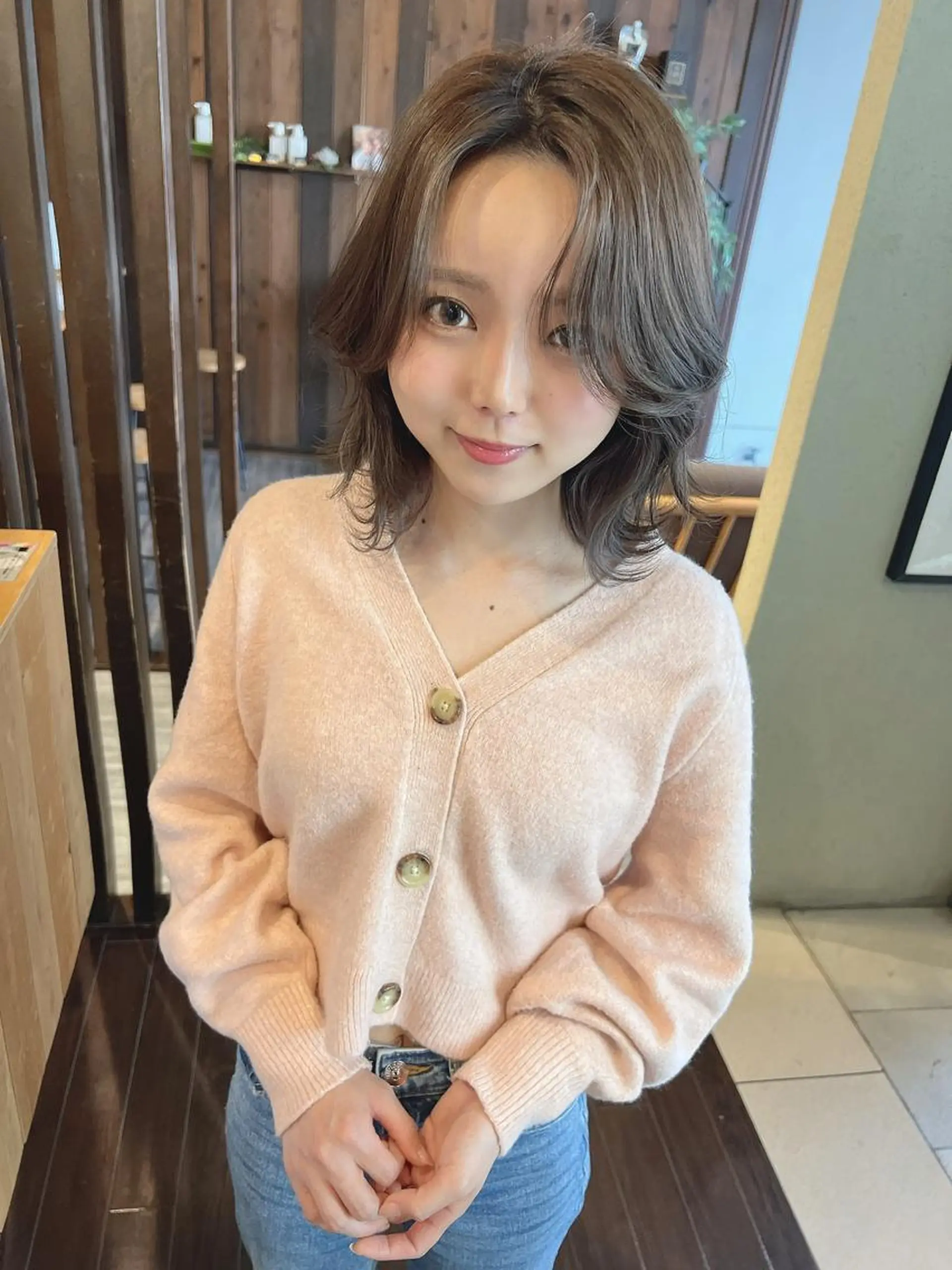 ミディアム カラー ブリーチ 透明感カラー グレージュ ブリーチなしカラー 小顔カット 具志 正太のヘアスタイル