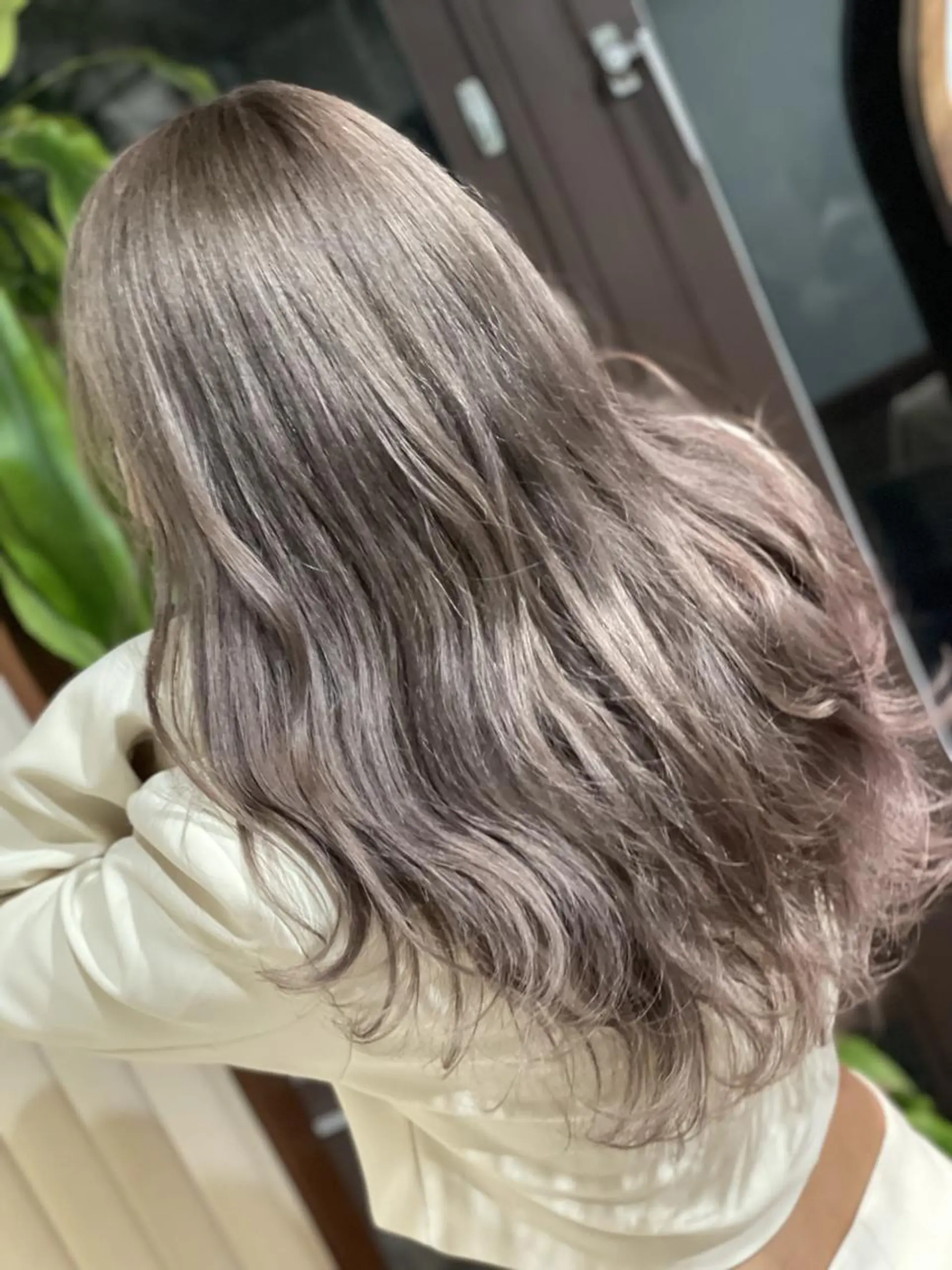 ロング カラー アッシュ ベージュカラー ハイトーンカラー ホワイトアッシュ ヘアカラー トリートメント ハイトーン得意😍 FORのヘアスタイル