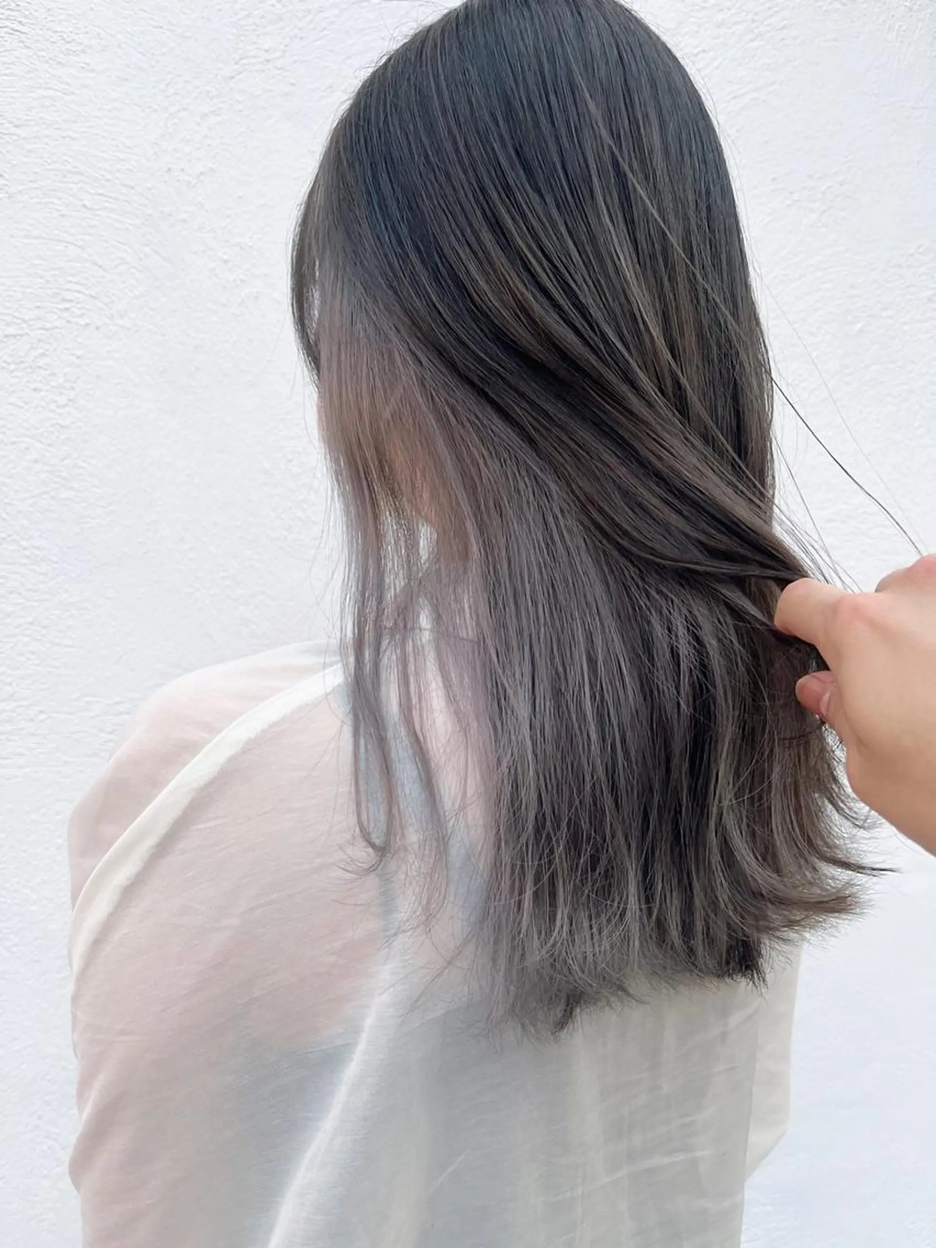 セミロング カラー シルバー SALOWIN神戸三宮店所属・【美髪を叶える】中谷 彰宏（アキ)のヘアスタイル