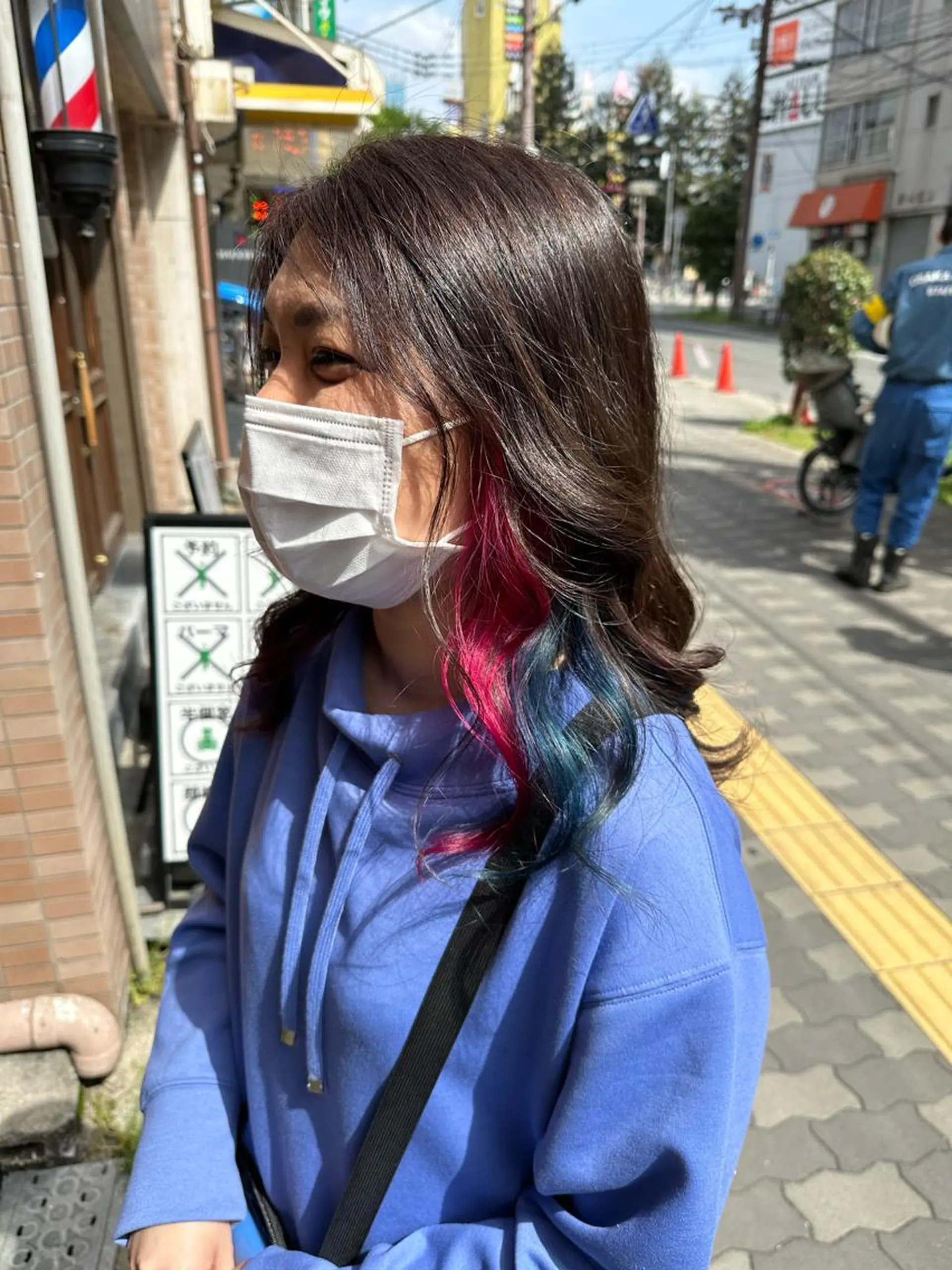 ミディアム カラー ブルーカラー イヤリングカラー ピンクカラー カット ヘアカラー トリートメント 上田 紗也のヘアスタイル