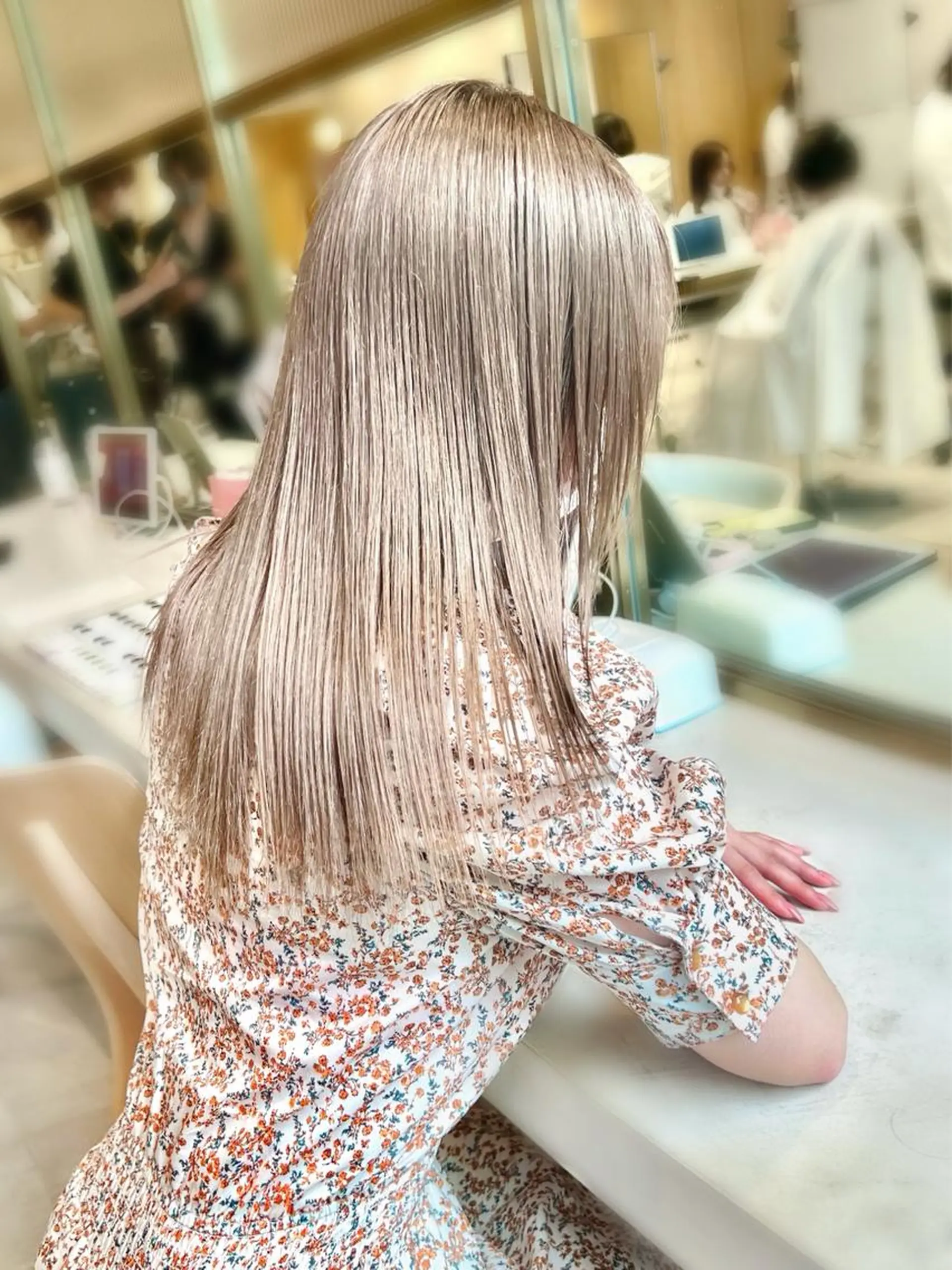 ミディアム カラー 切りっぱなしボブ ベージュカラー ブリーチ グレージュ ボブ ヘアカラー トリートメント ヘアセット ニュアンスレイヤー ハイトーンカラーのヘアスタイル