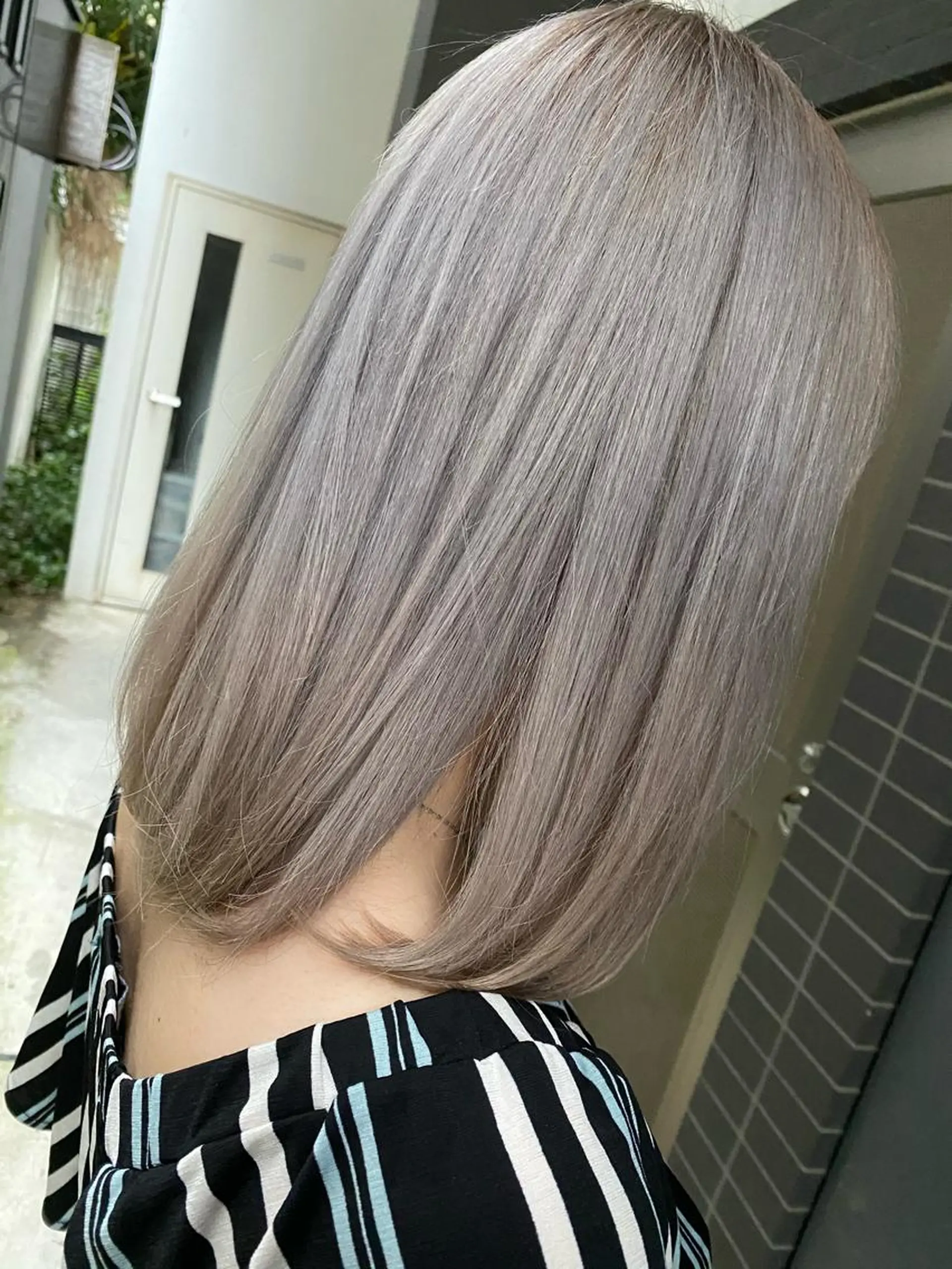 セミロング カラー コントラスト バレイヤージュ志鎌のヘアスタイル