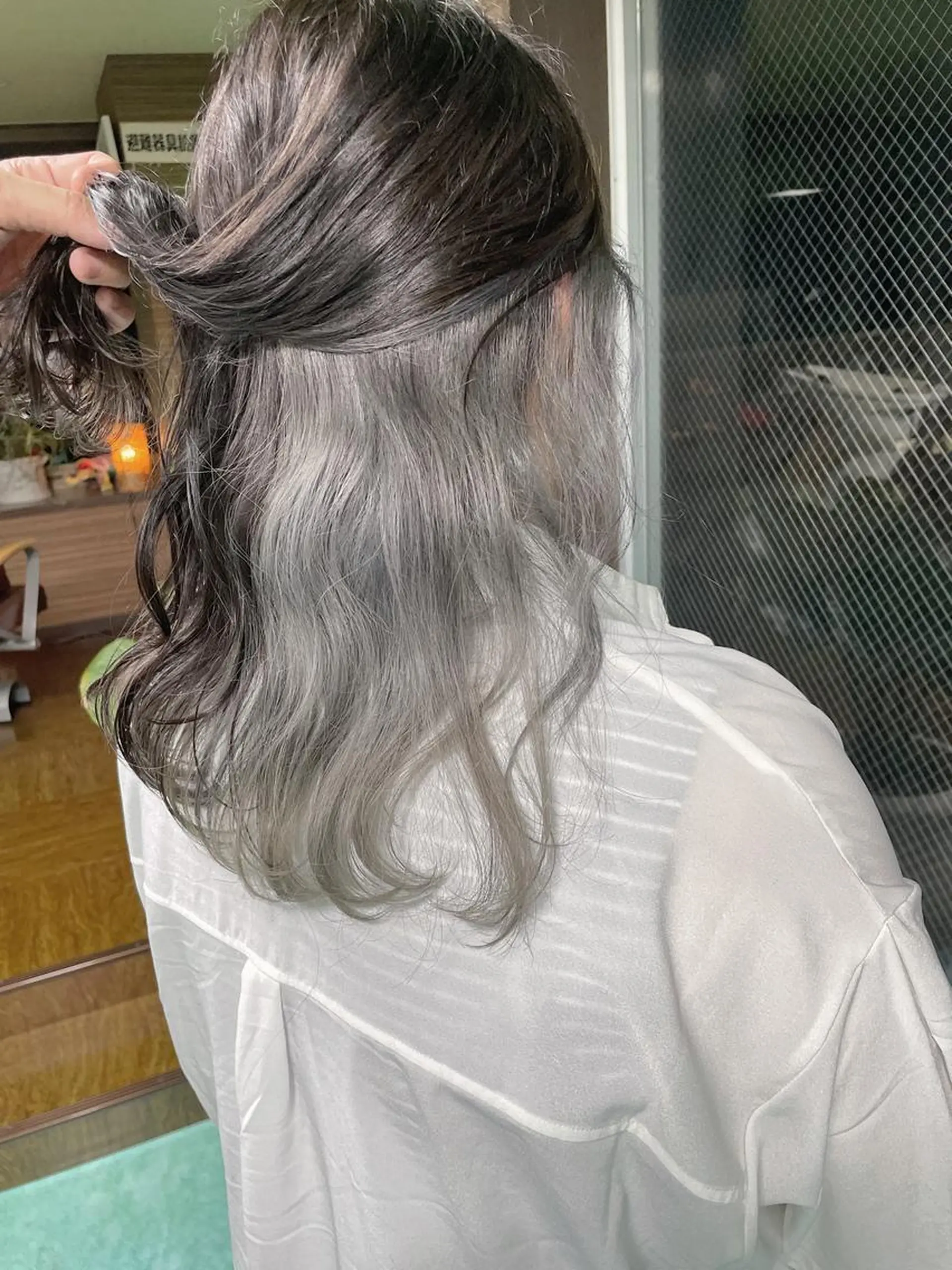 セミロング カラー ベージュカラー ブリーチ シルバー シルバーベージュ ヘアカラー 土居 正季のヘアスタイル