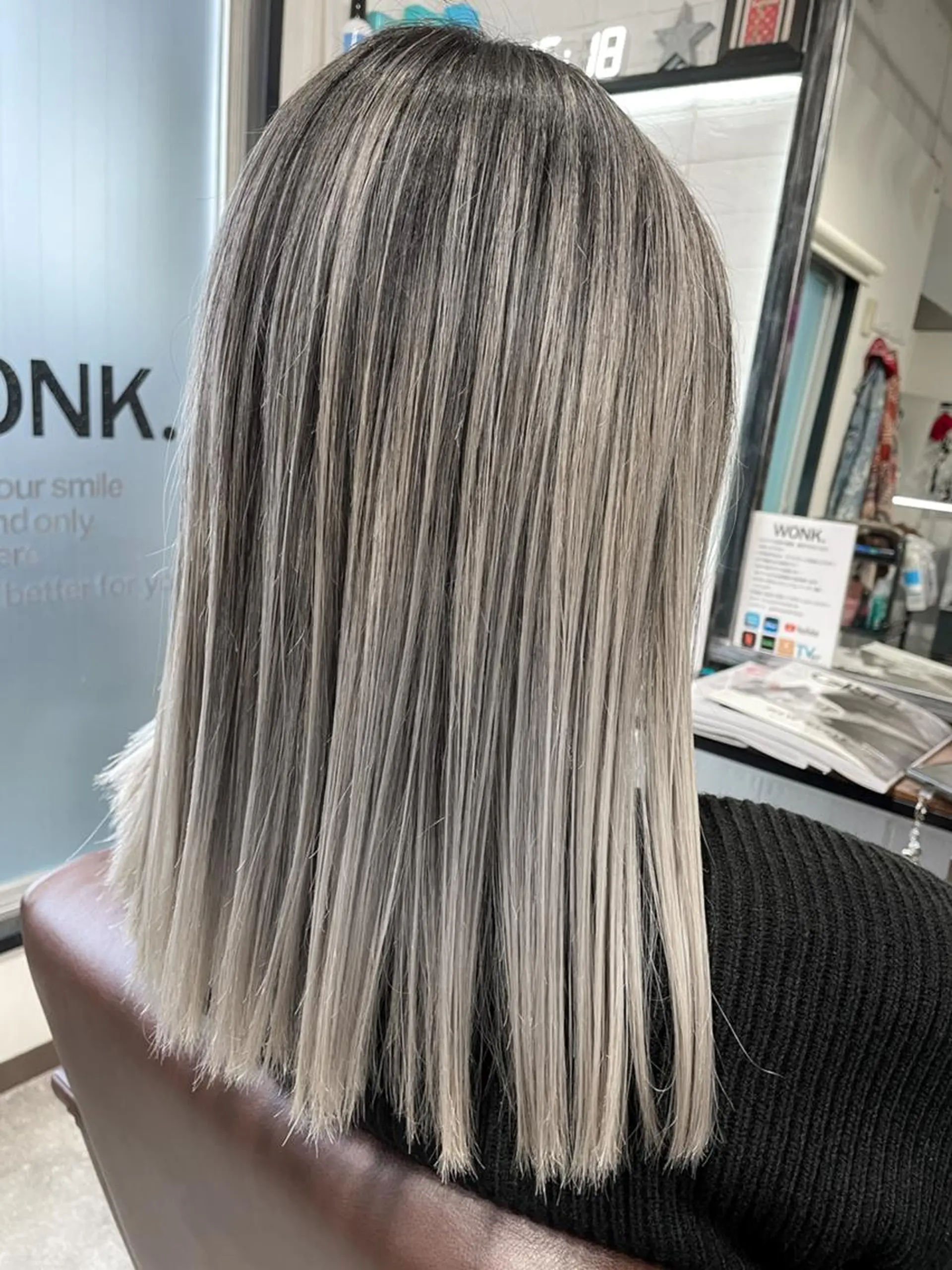 セミロング カラー バレイヤージュ ハイライトカラー ハイライト レイヤーカット ヘアカラー トリートメント WONK. ウォンク 心斎橋のヘアスタイル